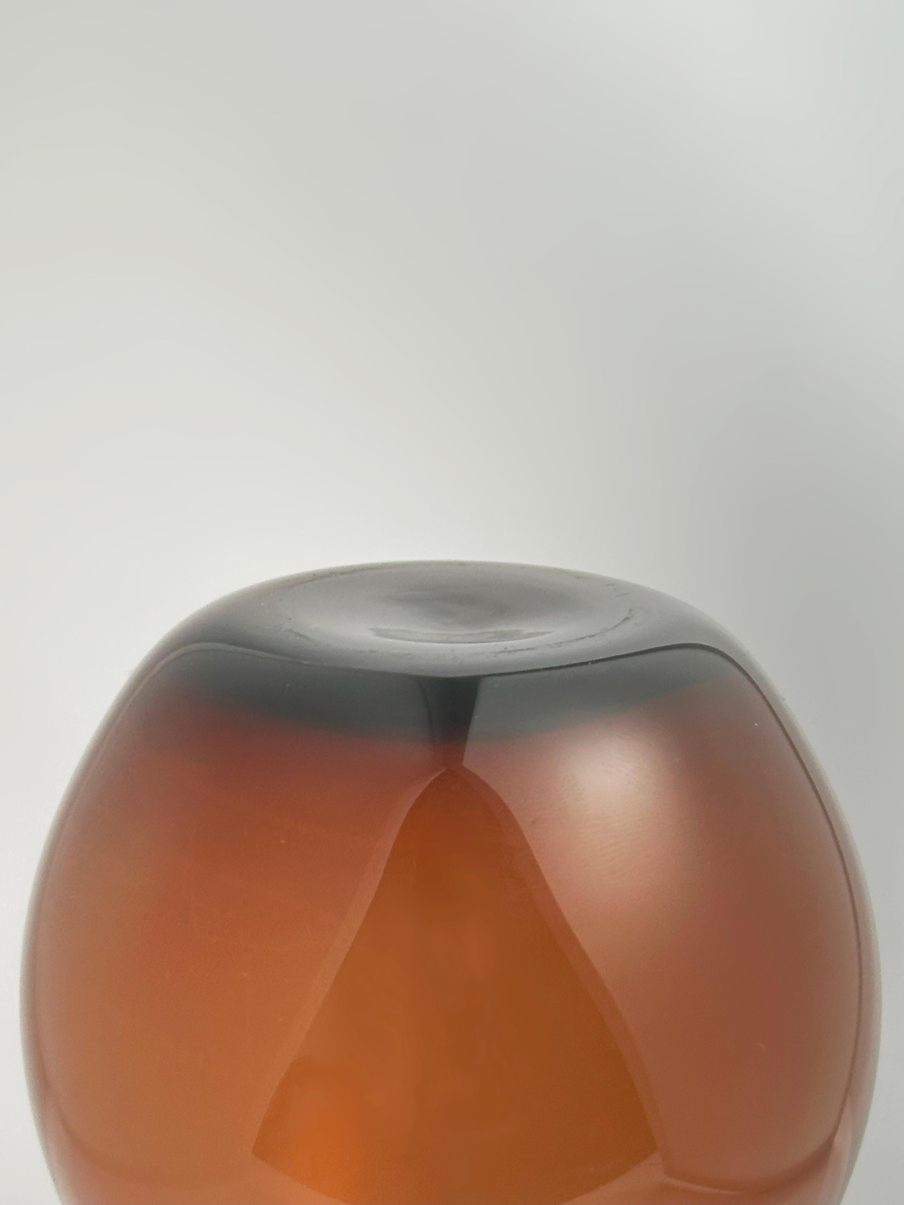 Vaso di vetro fumé di Arthur Percy per Gullaskruf, Svezia, metà del XX secolo in vendita 2