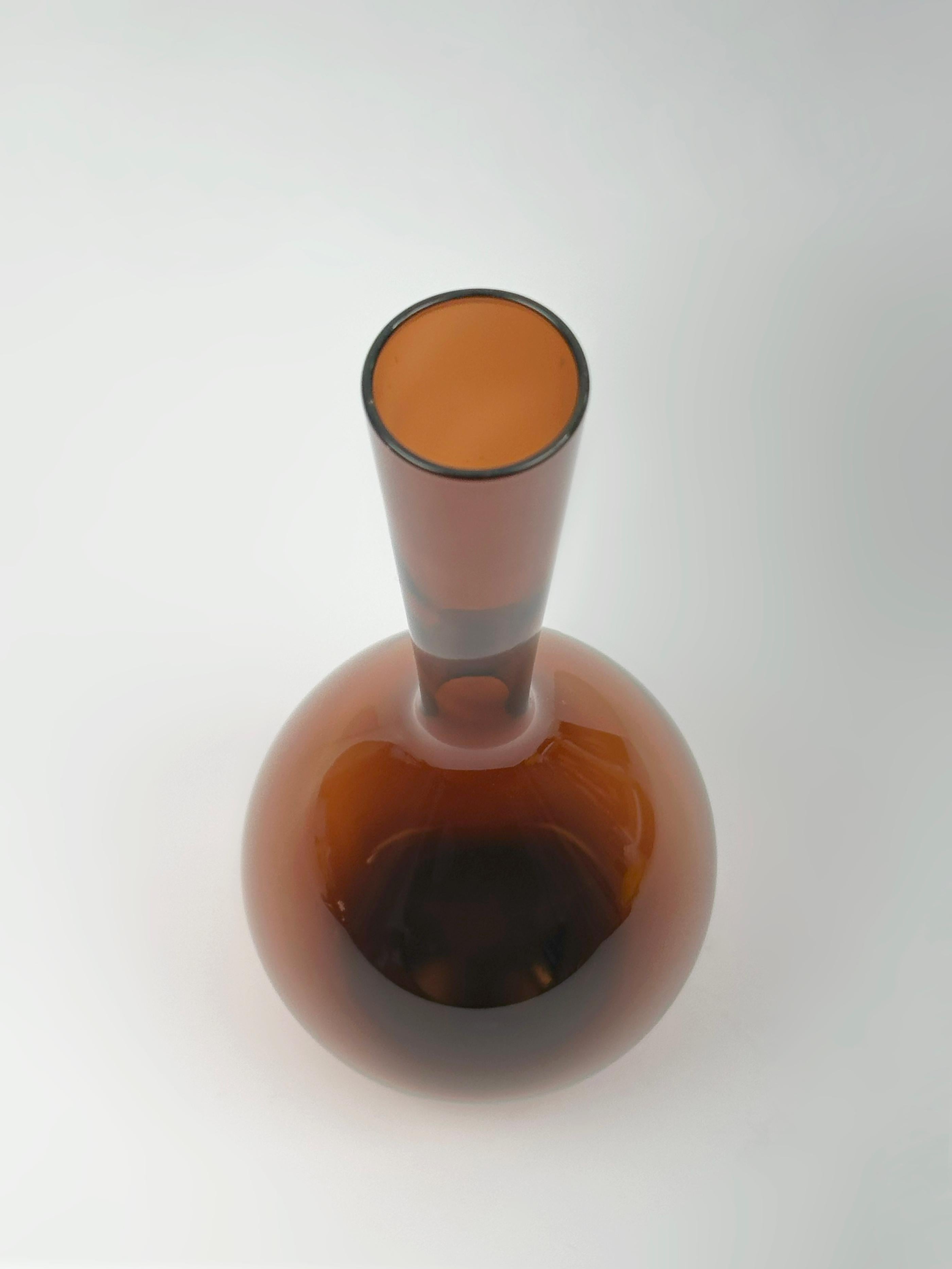 Vaso di vetro fumé di Arthur Percy per Gullaskruf, Svezia, metà del XX secolo in vendita 3