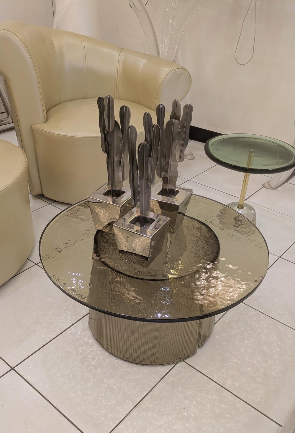 Table à cocktail en verre fumé
nb : le plateau est fixé au pied de la table.