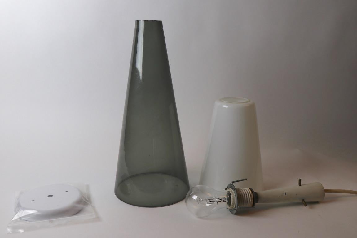 Hängeleuchte in Kegelform aus Rauchglas (Moderne der Mitte des Jahrhunderts) im Angebot