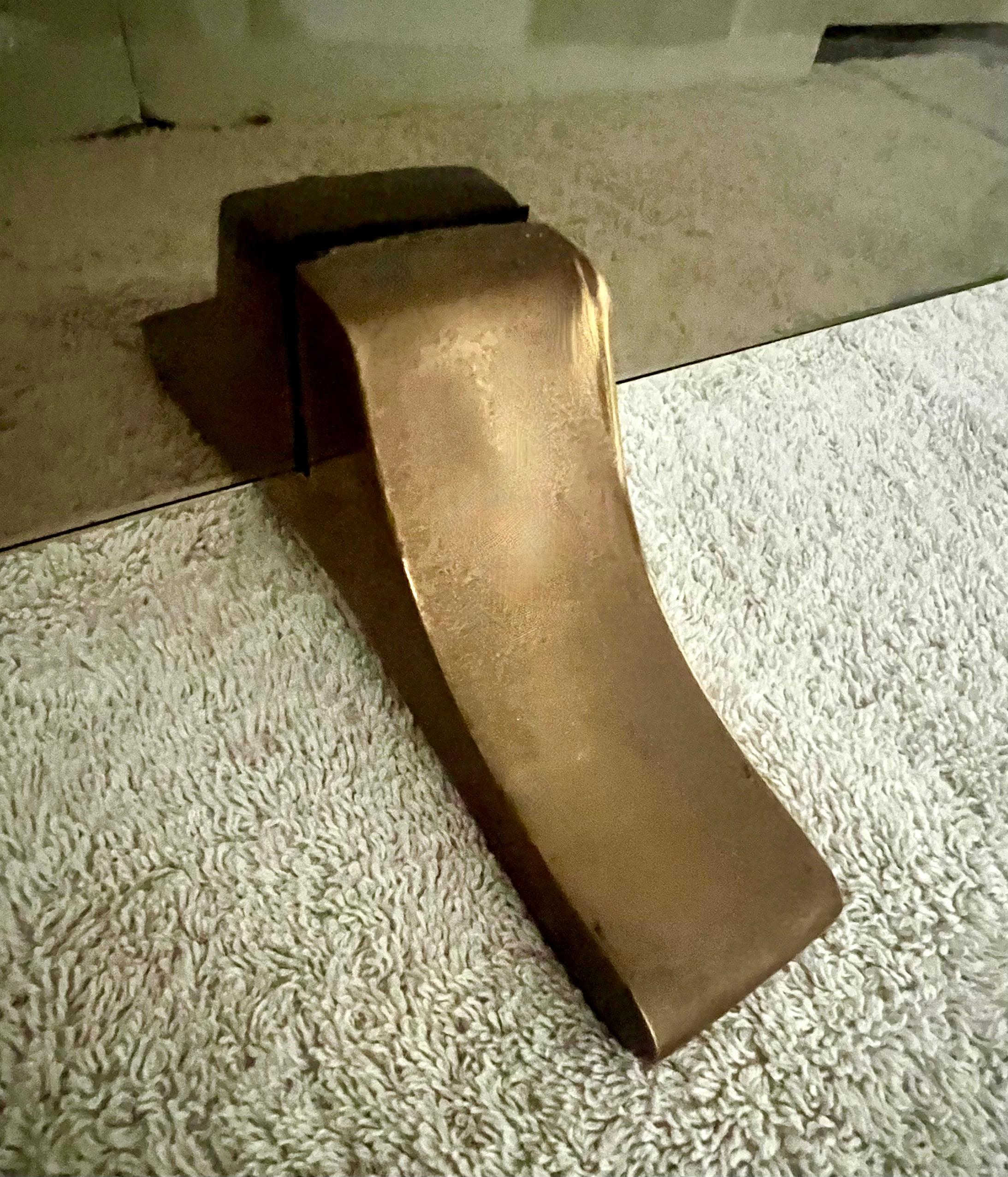 Kaminschirm aus Rauchglas mit Bronzegriffen und Füßen im Angebot 3