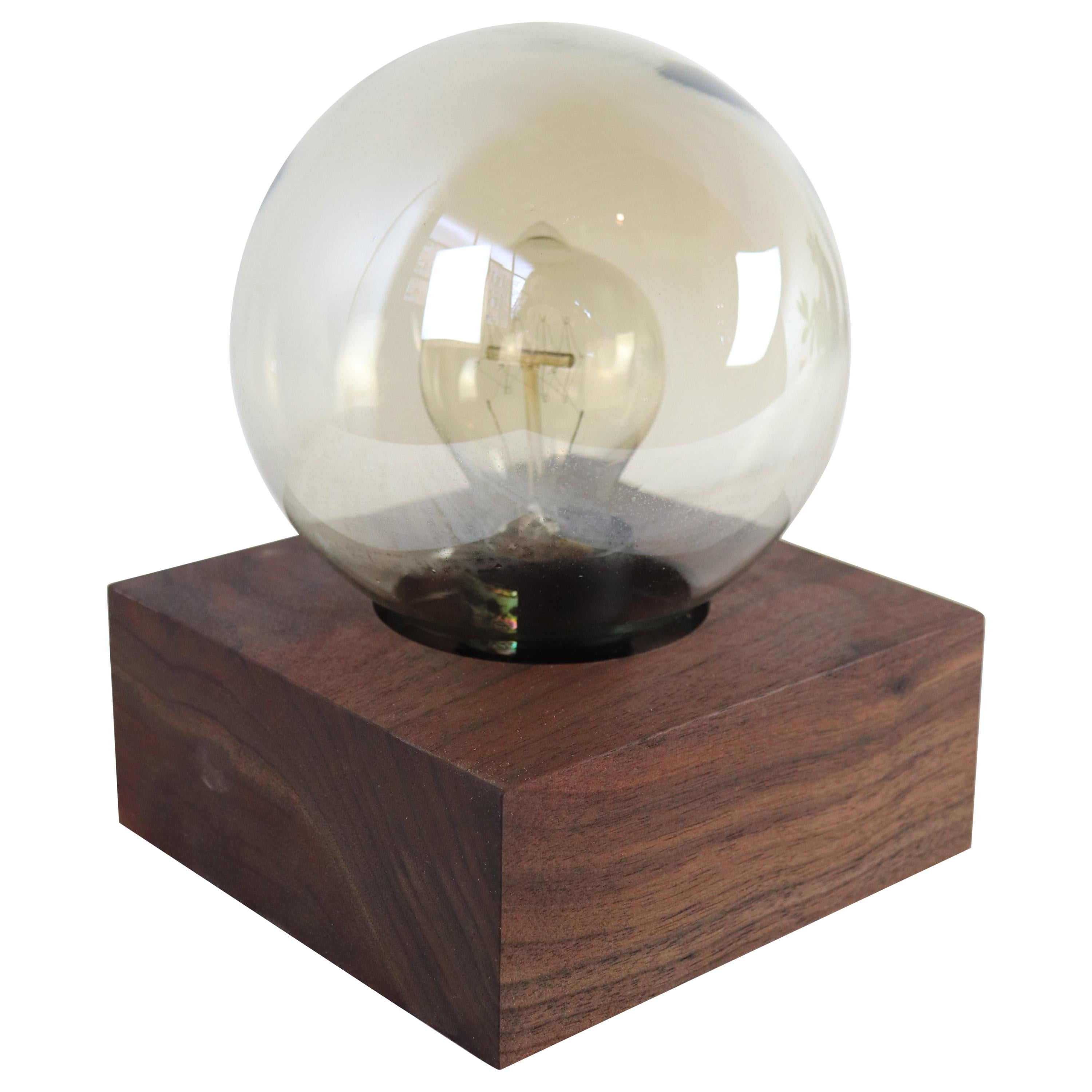 Lampe globe en verre fumé avec base en noyer noir