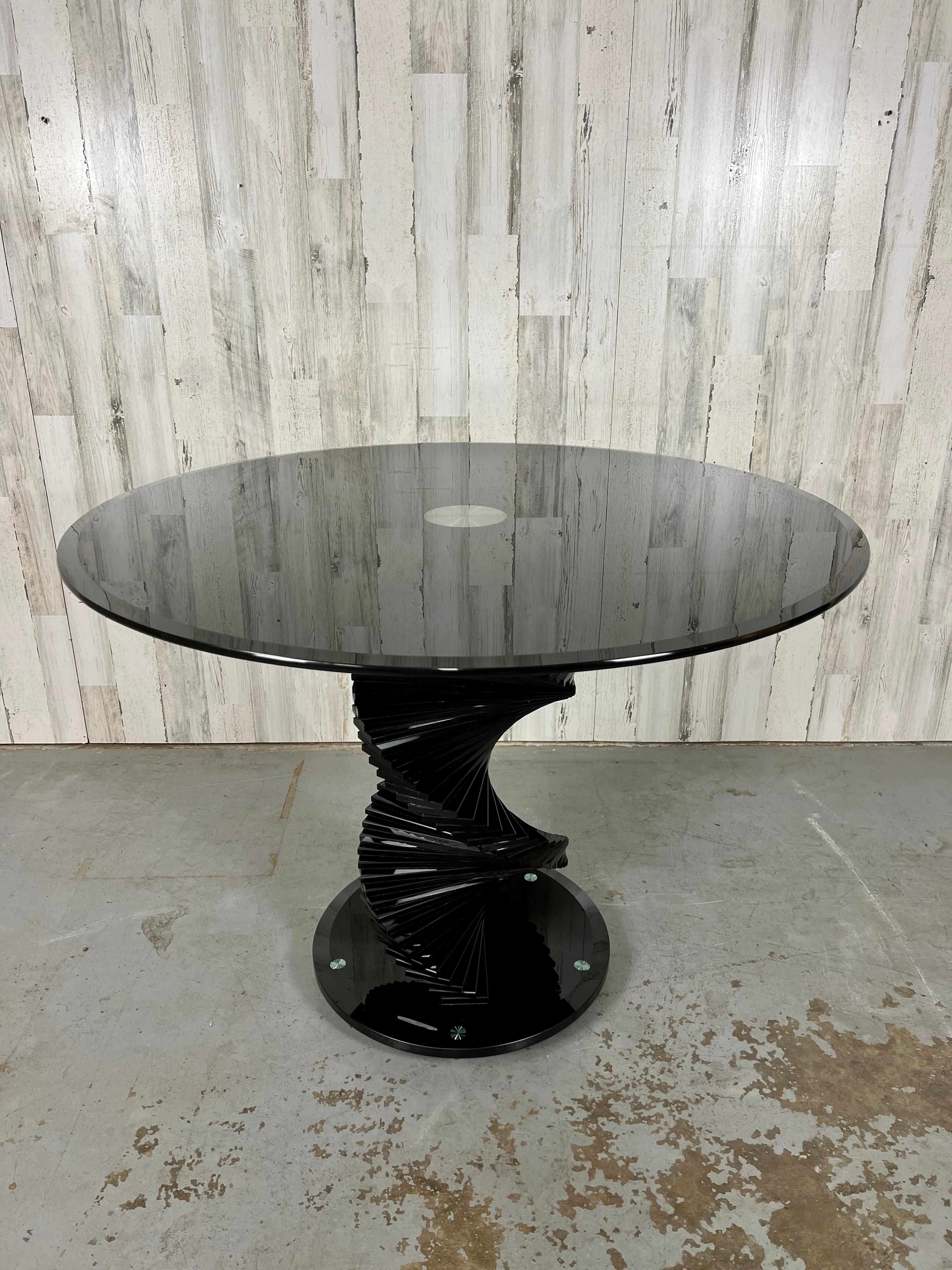 Table de salle à manger / table de jeu Helix en spirale en verre fumé. Diamètre de la base 19,25 La partie supérieure s'enlève pour l'expédition.
