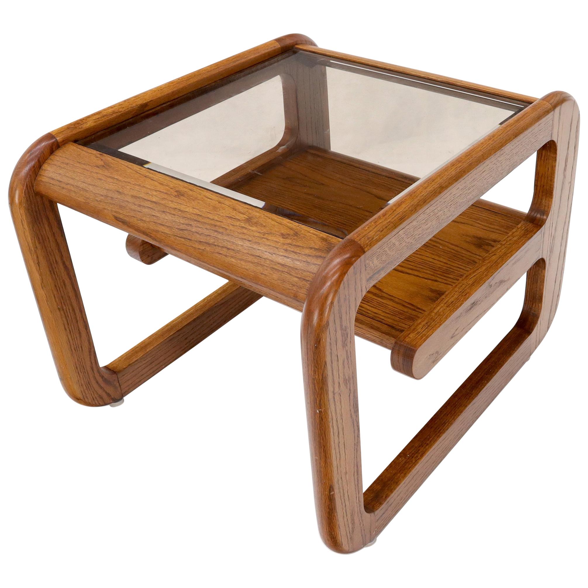 Mesa auxiliar con estante flotante de cristal ahumado y base de roble