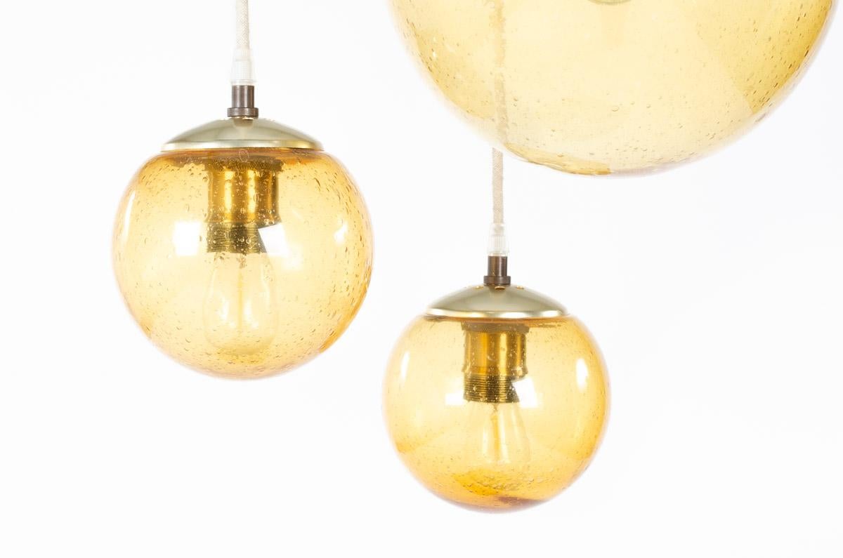 Pendant light edited by Parscot in the 70s.
Ceiling fixing with 3 cotton threads ending by smoked glass lights.