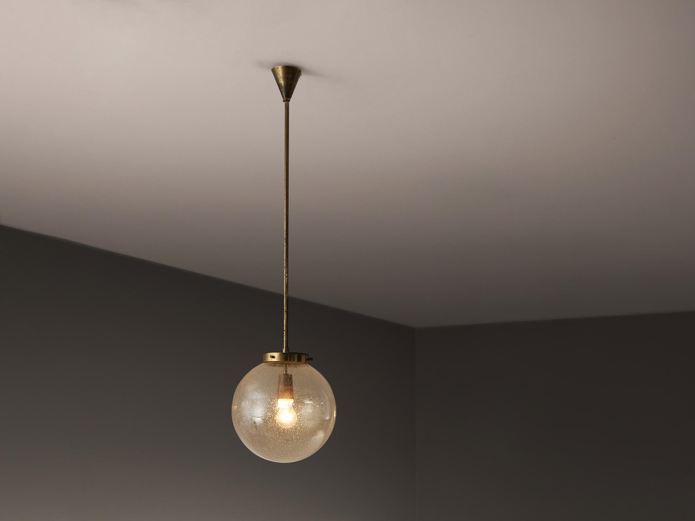 Pendentif, verre, laiton, Allemagne, années 1960.

Cette suspension présente un orbe en verre fumé avec de multiples bulles. Il ne donne pas seulement à la nuance un aspect ludique, il crée également une partition lumineuse étincelante. Le support