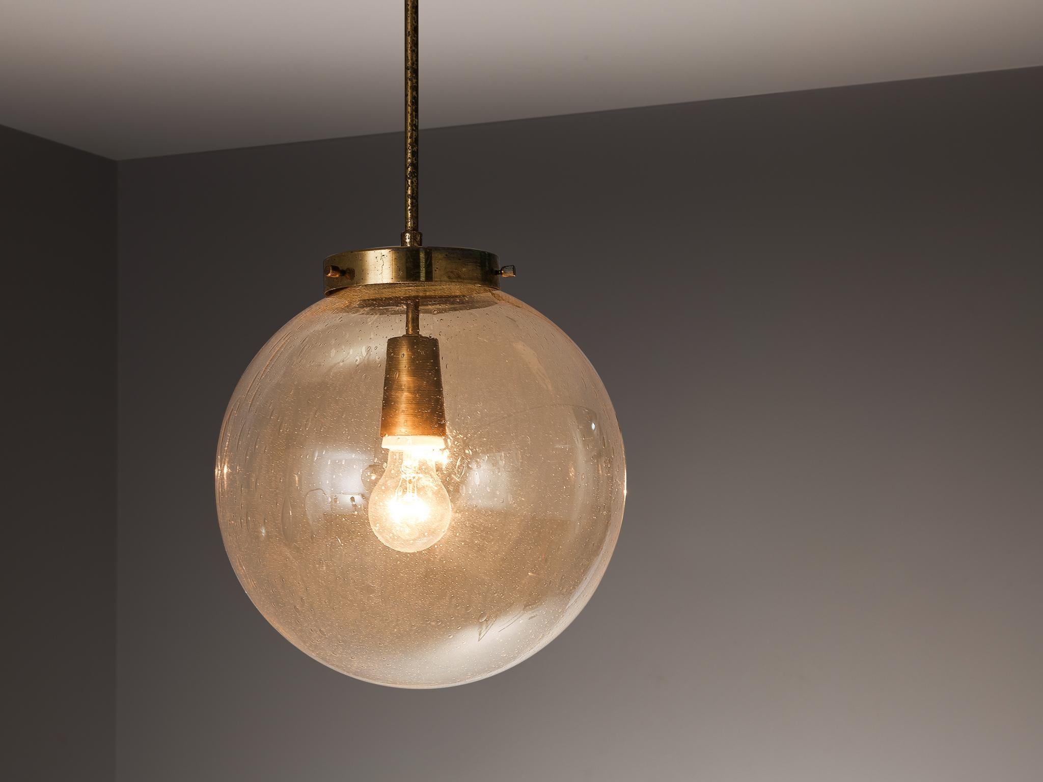 Mid-Century Modern Pendentif en verre fumé avec fixation en laiton en vente