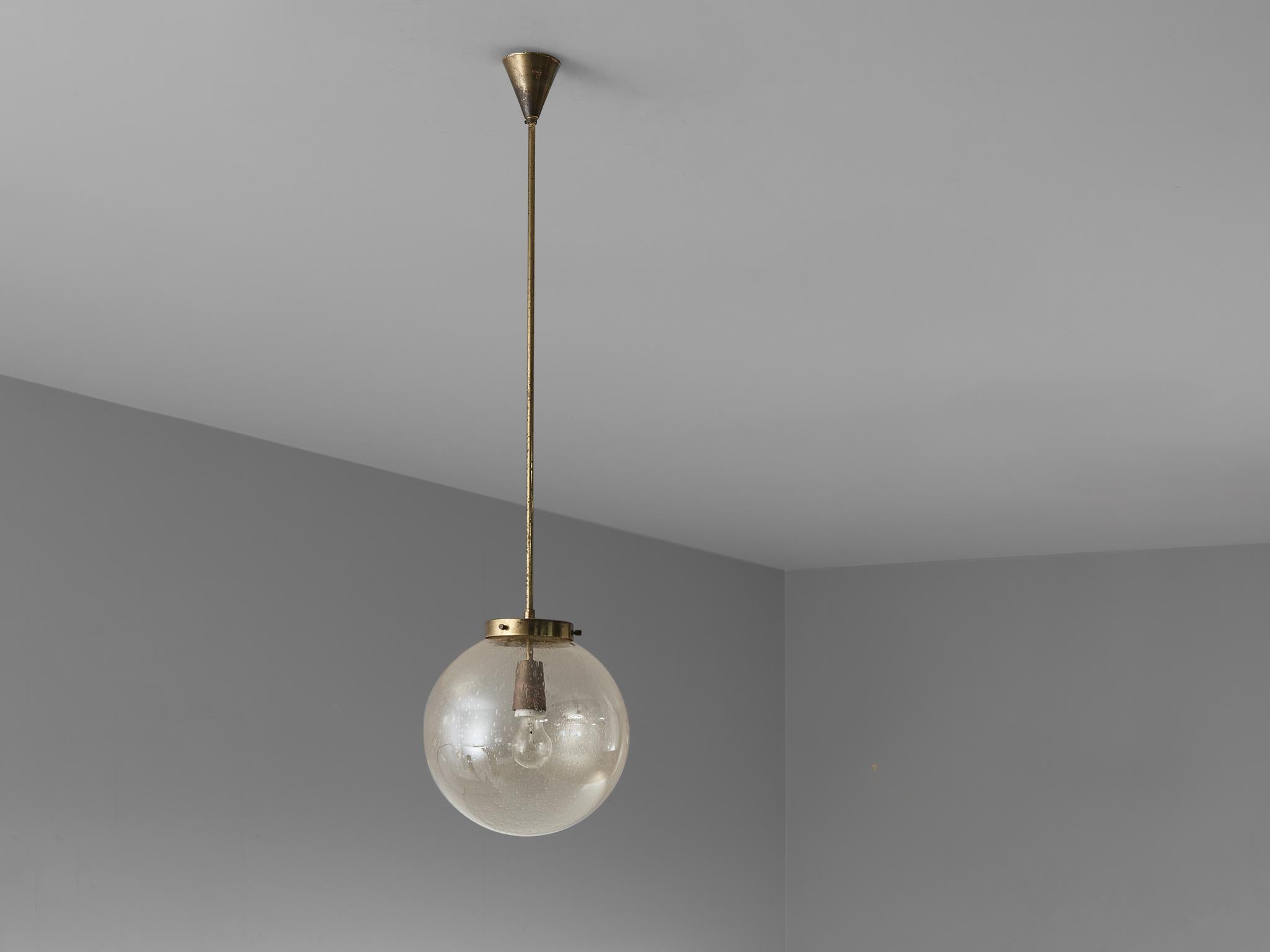 Milieu du XXe siècle Pendentif en verre fumé avec fixation en laiton en vente