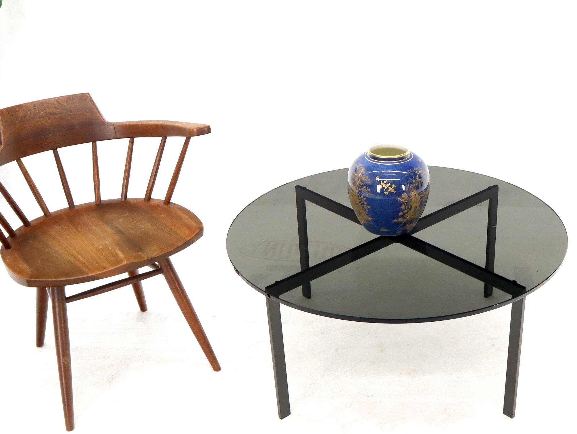 Mid-Century Modern Table basse en X à plateau rond en verre fumé en vente