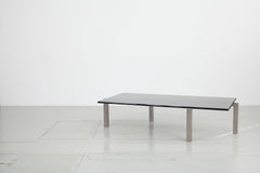 Mesa auxiliar de cristal ahumado y estructura de acero satinado de 1960, fabricada por Formanova.