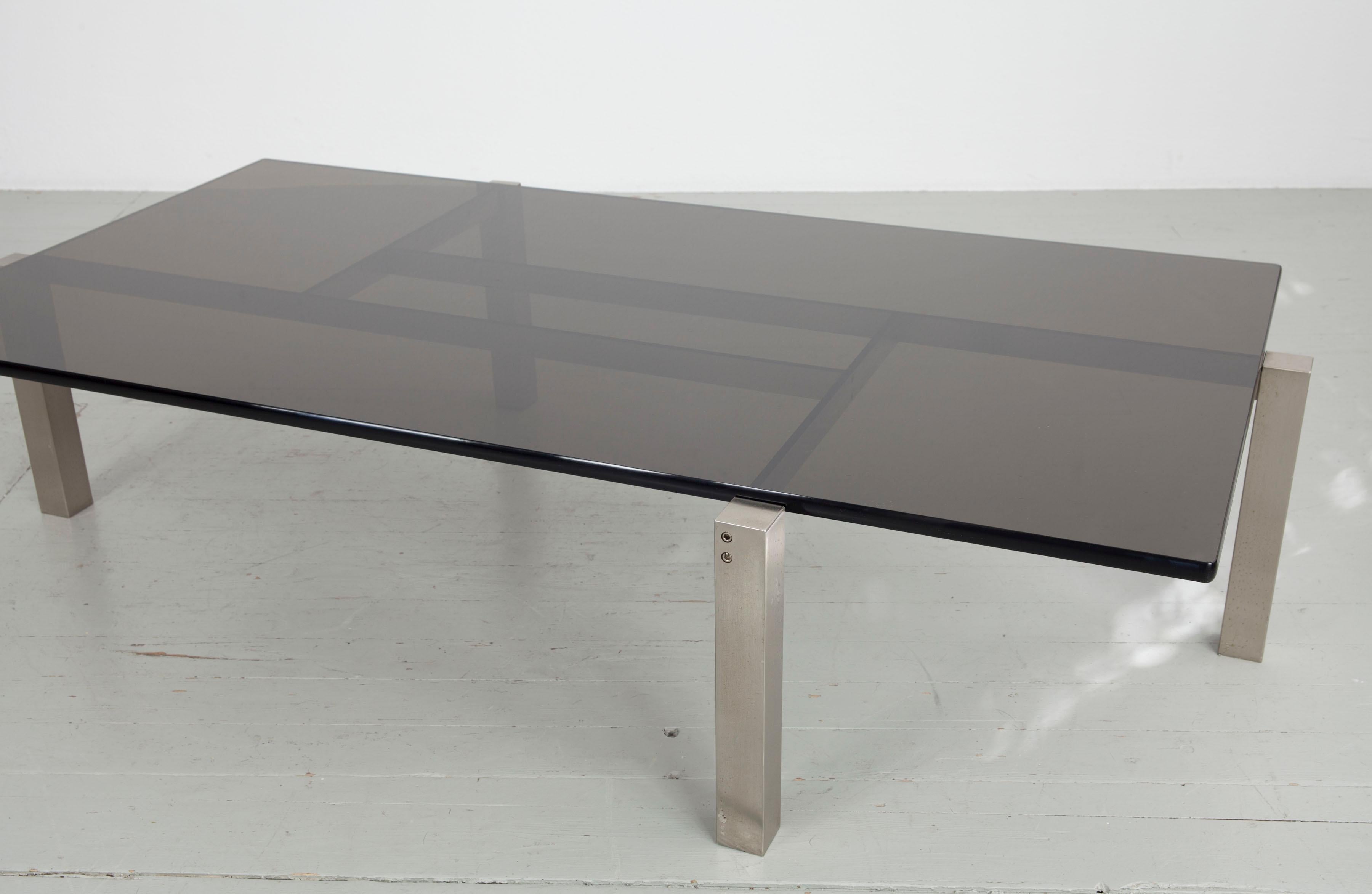Table d'appoint en verre fumé avec cadre en acier satiné de 1960, fabriquée par Formanova.  Bon état - En vente à Wolfurt, AT