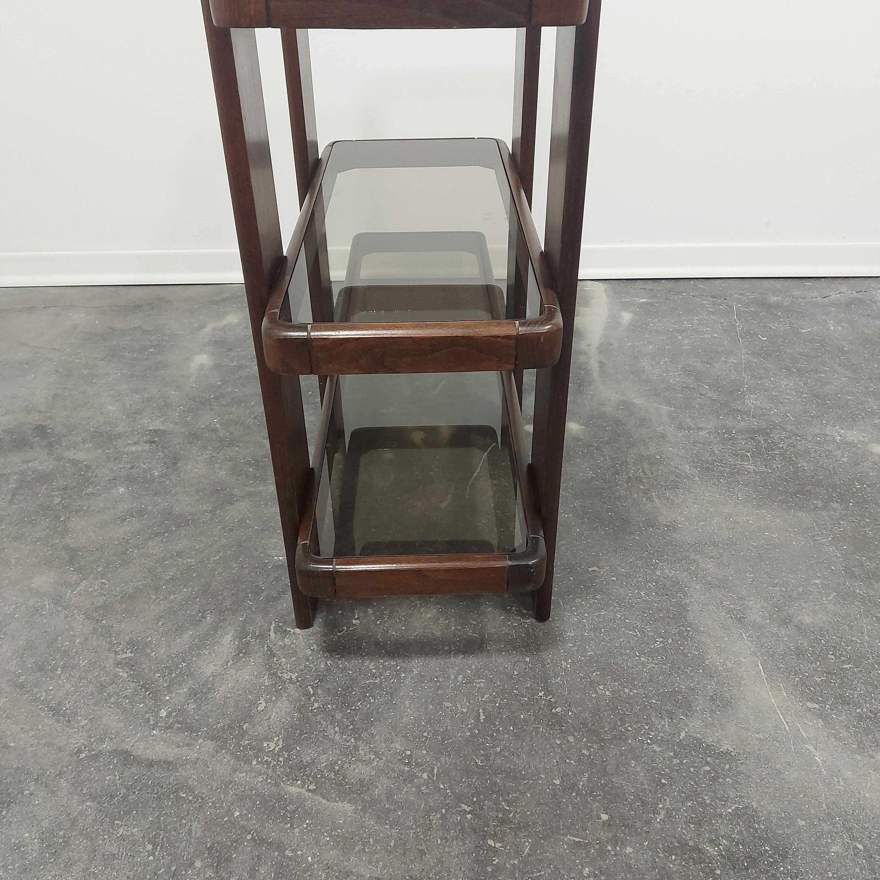 Meblo Tisch von Gianfranco Frattini 1960er Jahre.

Sehr seltenes Möbelstück.

MATERIAL: Holz und Räucherglas.

Der Tisch wurde von Gianfranco Frattini für Meblo entworfen.

Tolle Vintage-Patina.

Weltweiter Versand.

Die Versanddauer hängt von Ihrem