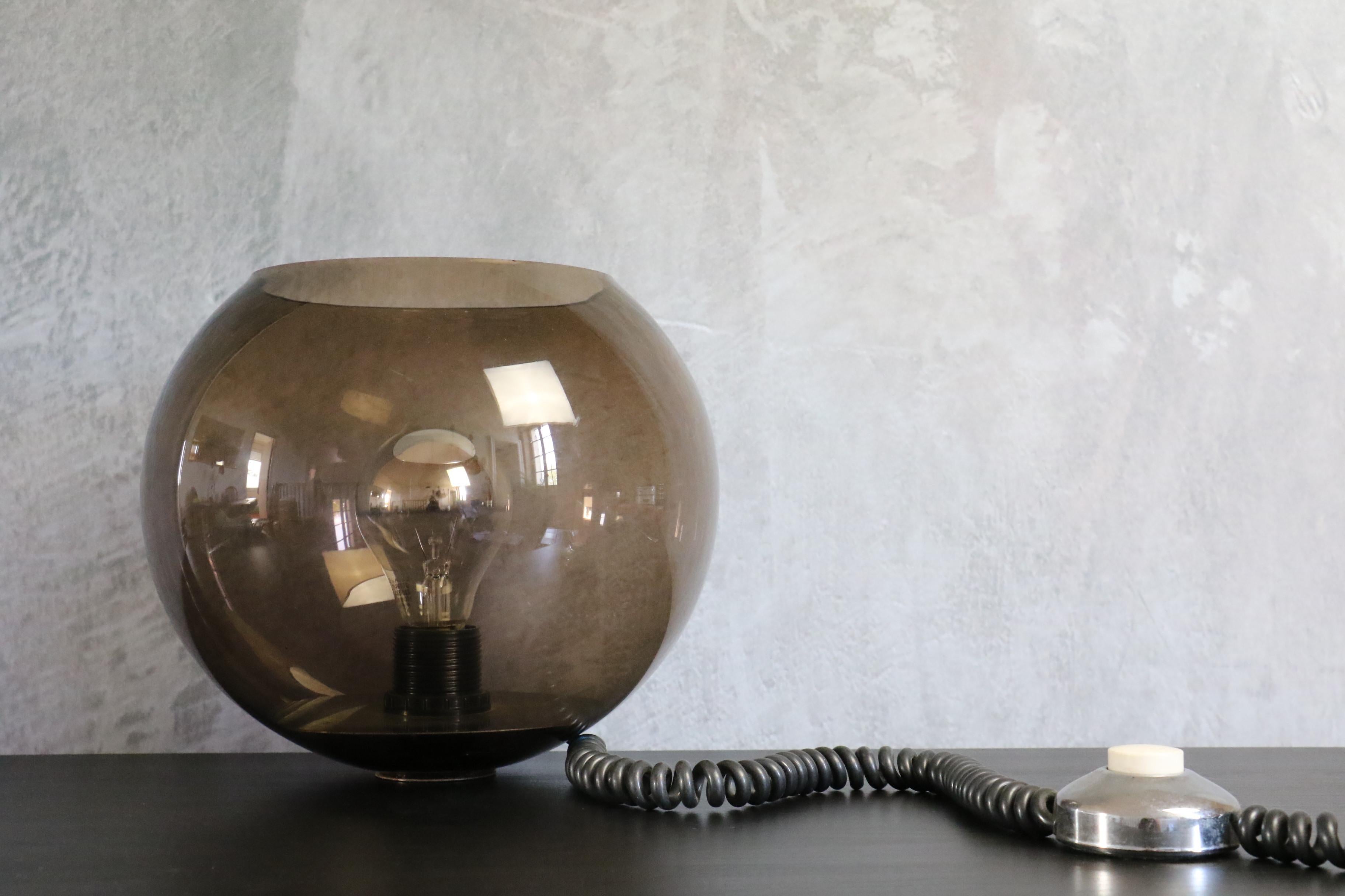 Smoked glass table lamp - desk lamp - 1970s. 
In the style of Guzzini or Reggiani

Beautifully executed. This light offers an elegant and simple, design and high-quality construction.

In good condition regarding the age of the object.