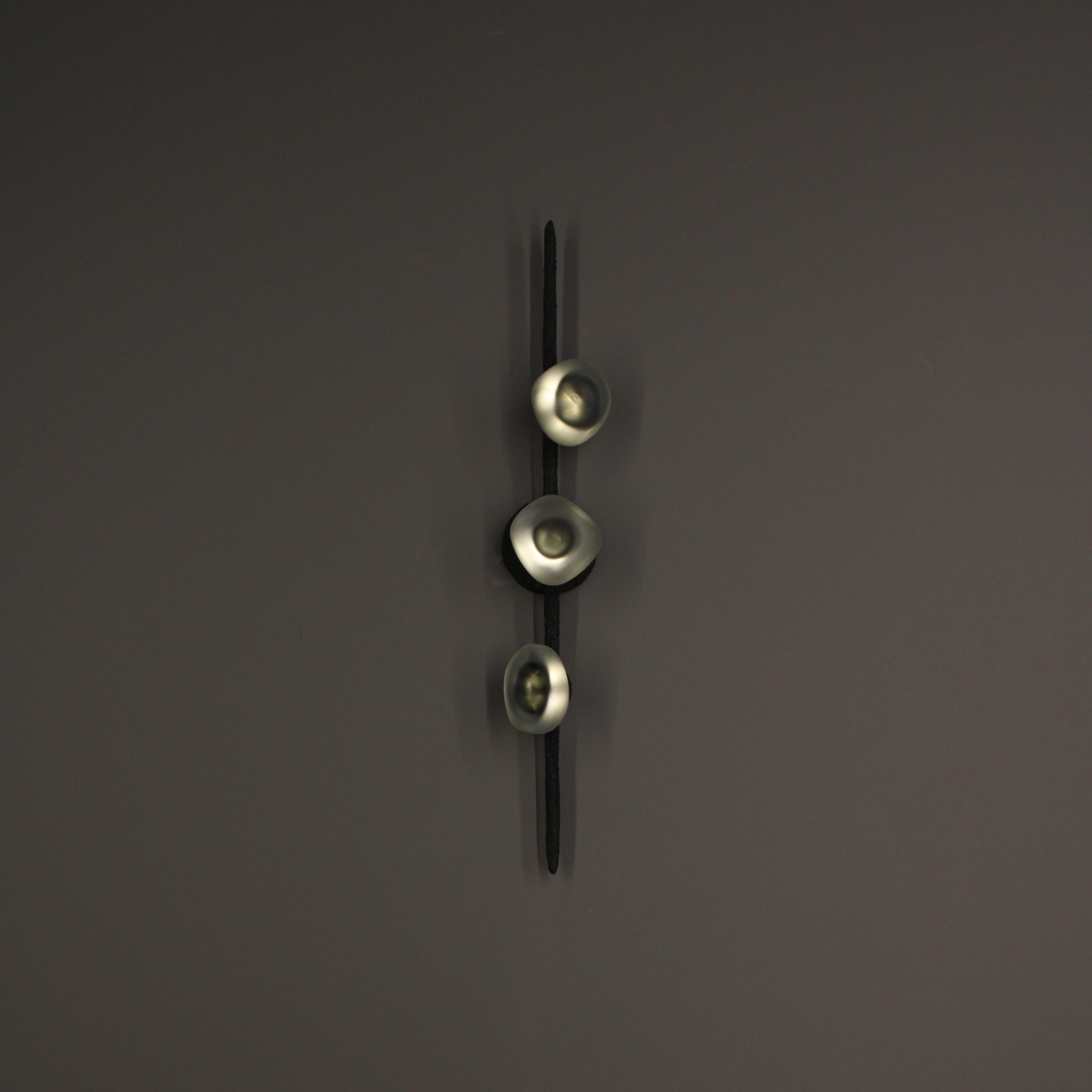 Lámpara de pared de cristal ahumado by Aver
Dimensiones: P 9 x An 12 x Al 76 cm 
Materiales: Vidrio ahumado, metal, cerámica.

Disponible en cristal esmerilado o ahumado.
Disponible en chapado en oro, chapado en plata, chapado en oro envejecido,