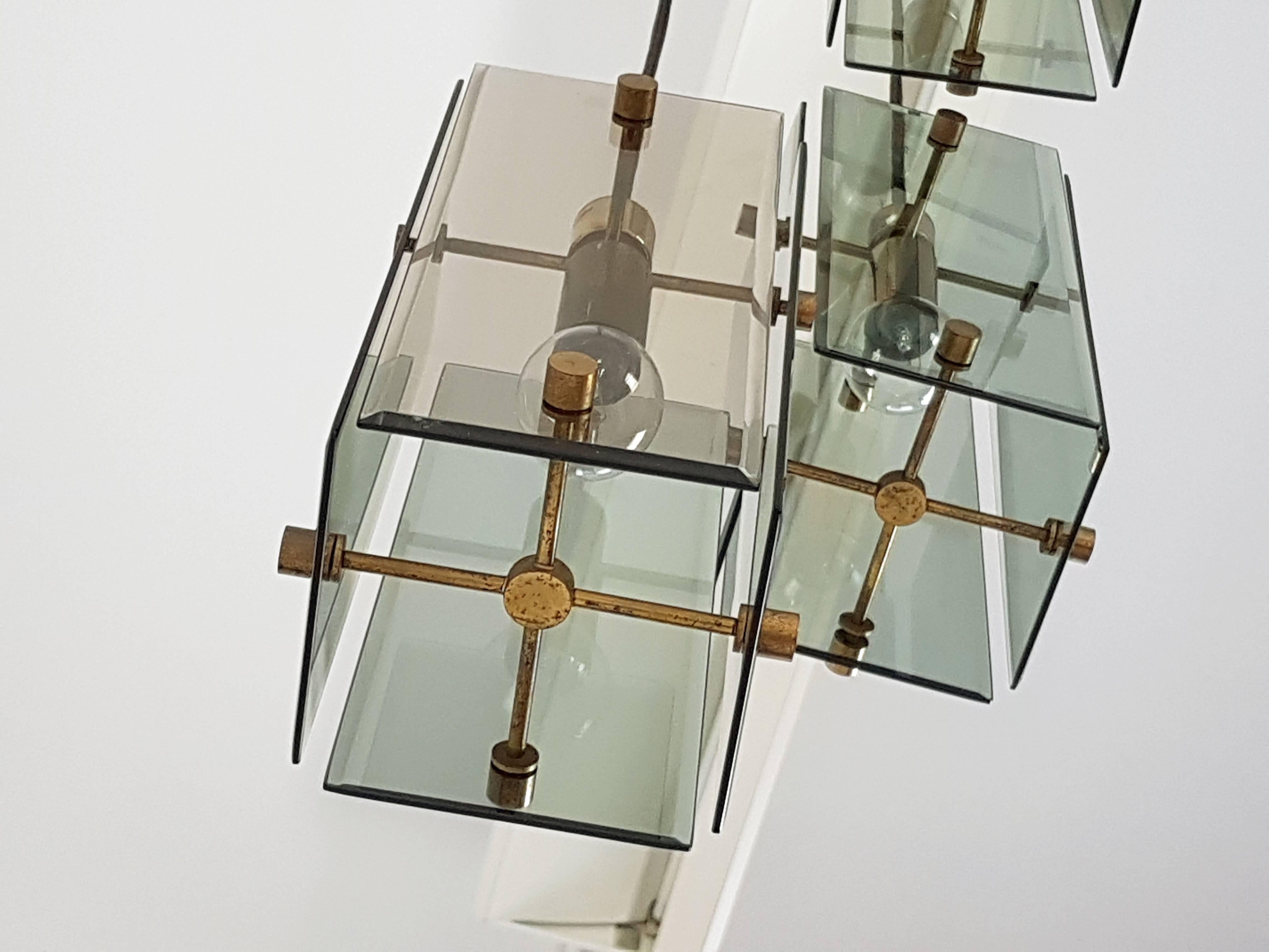 Pendentif à trois lumières en verre fumé:: bois et laiton dans le style de Fontana Arte en vente 2