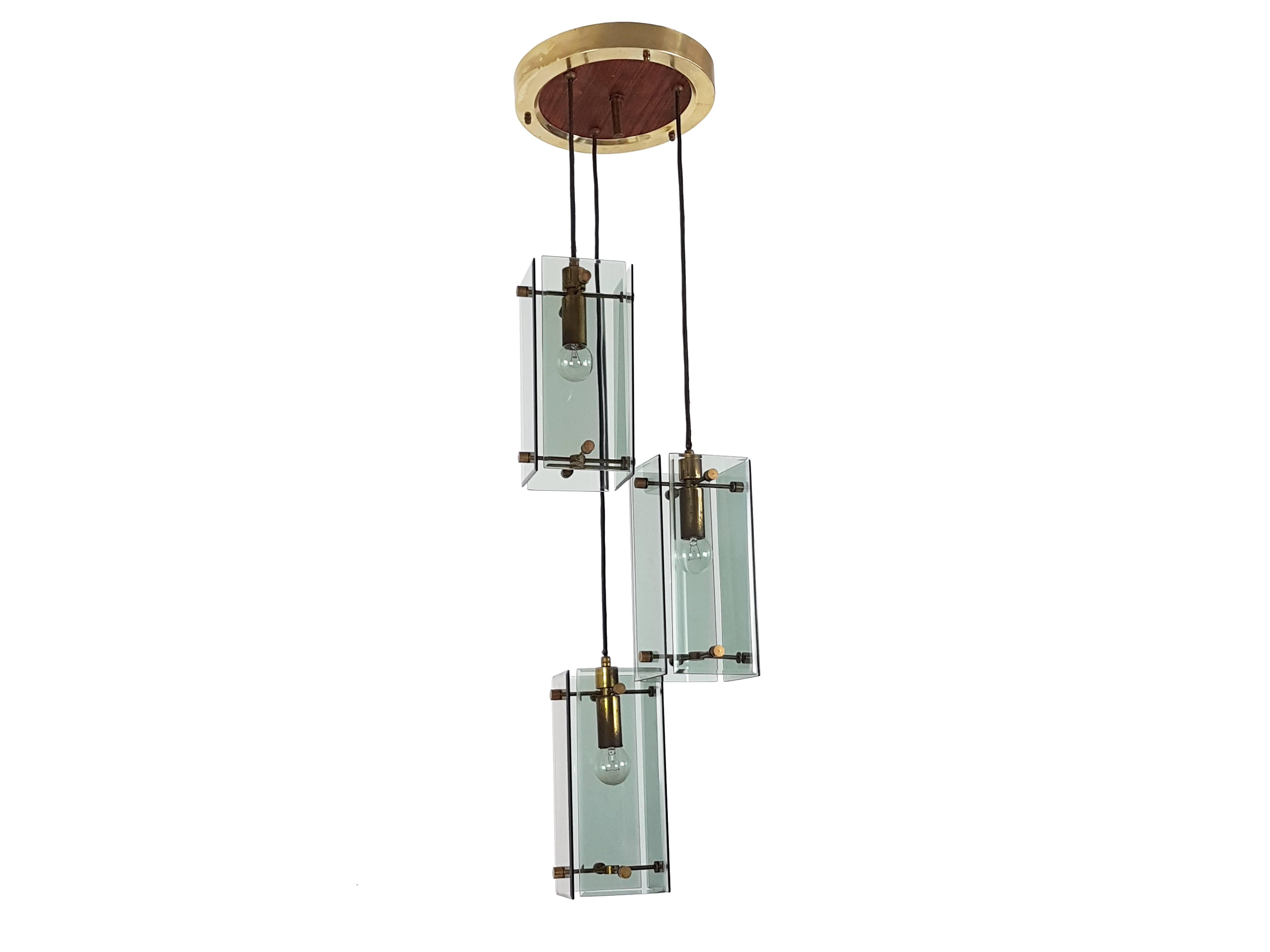 Mid-Century Modern Pendentif à trois lumières en verre fumé:: bois et laiton dans le style de Fontana Arte en vente