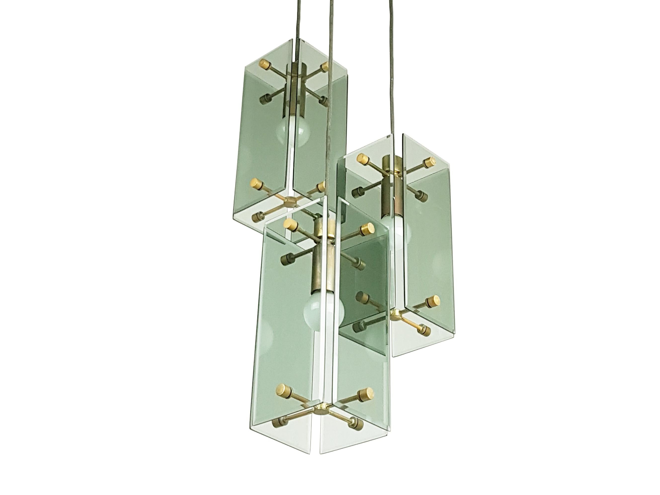 Mid-Century Modern Lampe à suspension à trois lumières en verre fumé, bois et laiton dans le style de Fontana Arte en vente