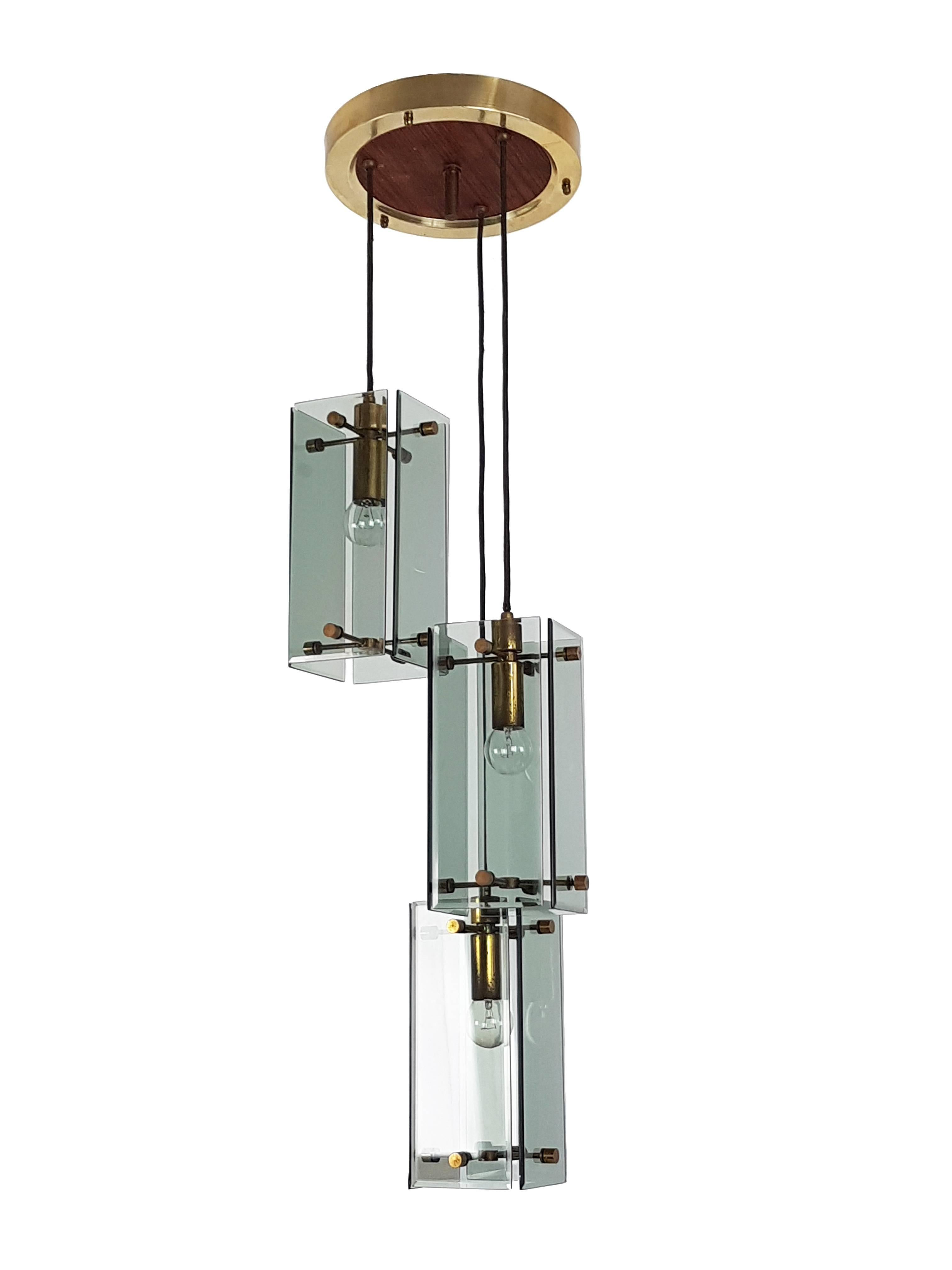 italien Pendentif à trois lumières en verre fumé:: bois et laiton dans le style de Fontana Arte en vente