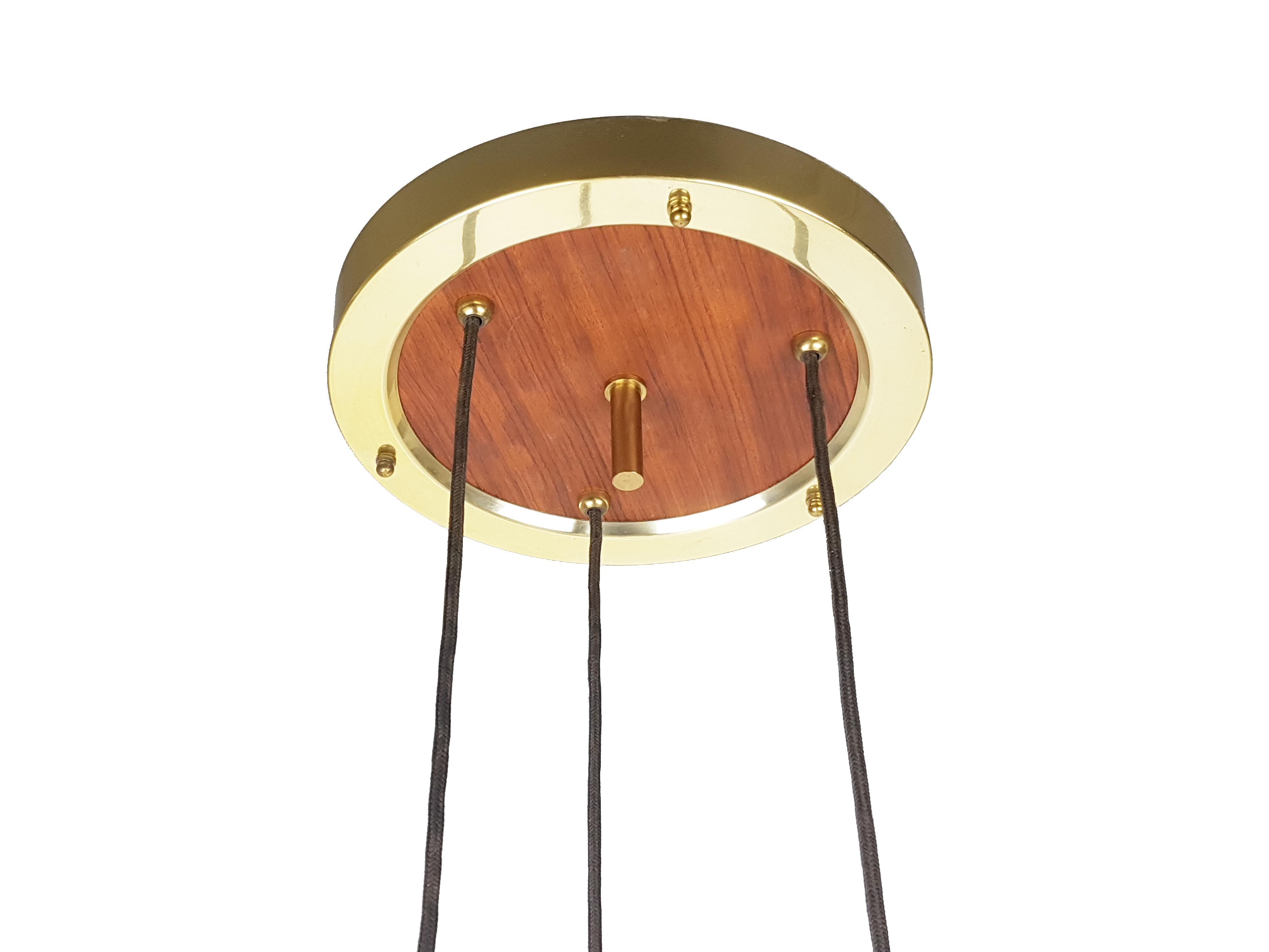 Anodisé Lampe à suspension à trois lumières en verre fumé, bois et laiton dans le style de Fontana Arte en vente