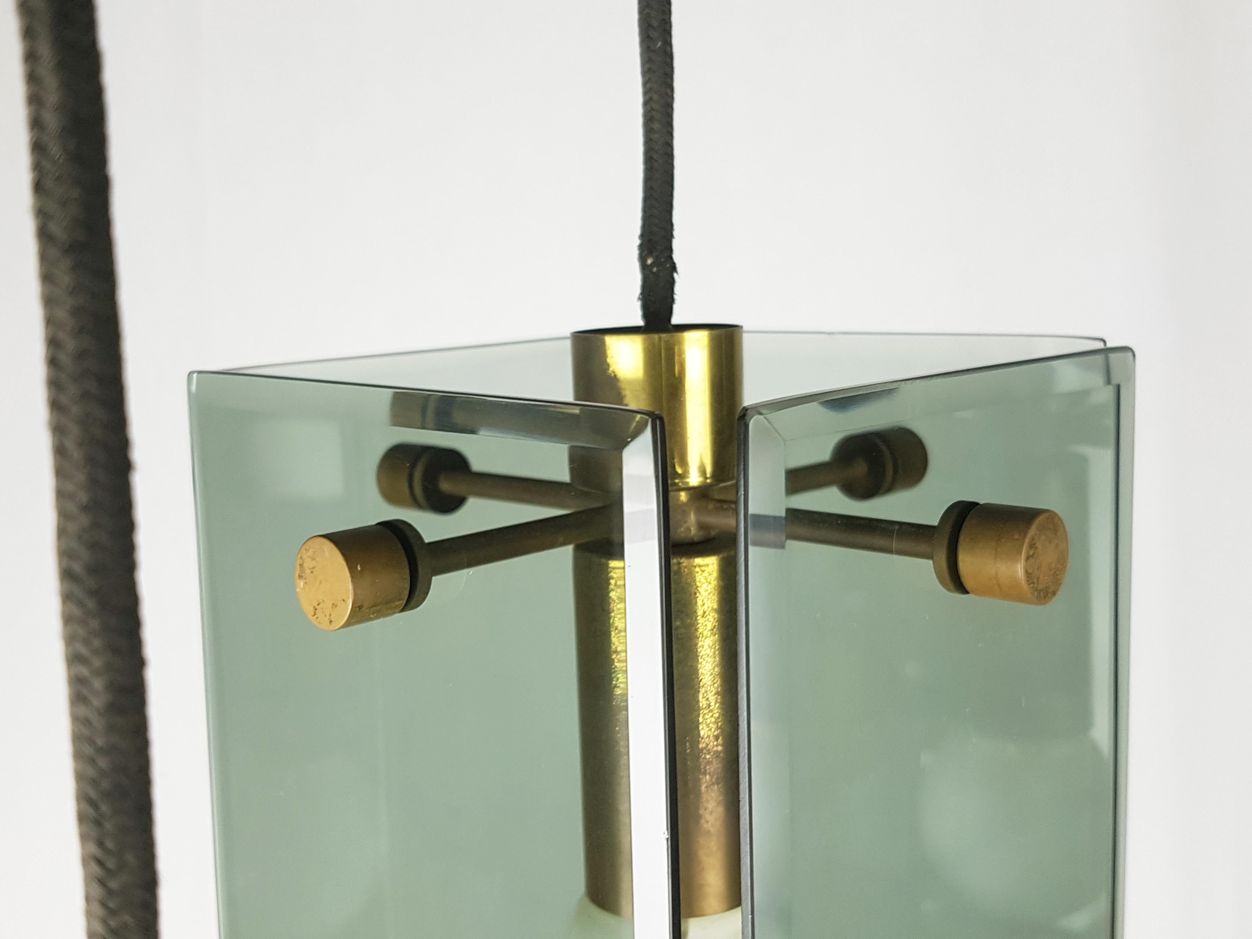 Lampe à suspension à trois lumières en verre fumé, bois et laiton dans le style de Fontana Arte Bon état - En vente à Varese, Lombardia