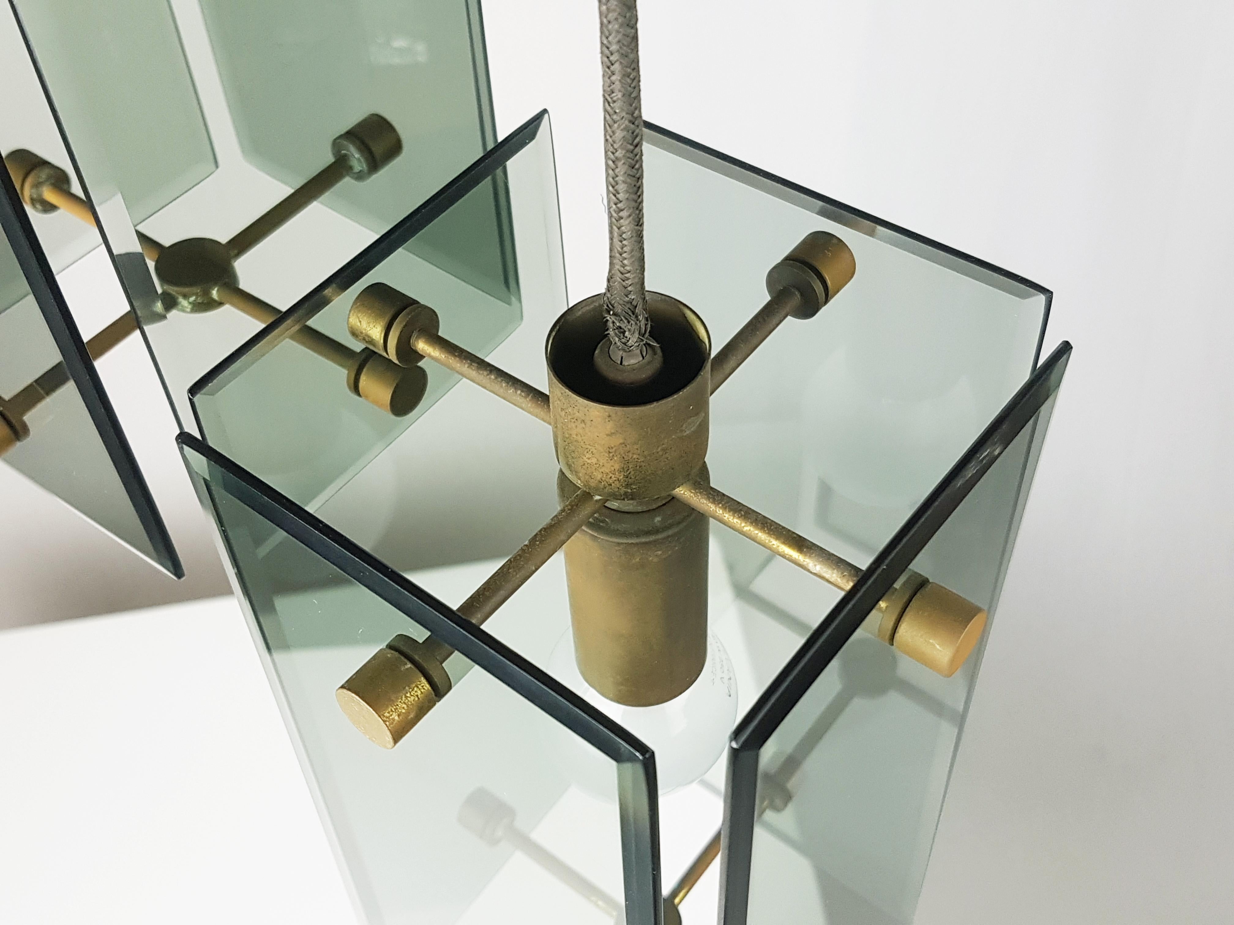 Milieu du XXe siècle Lampe à suspension à trois lumières en verre fumé, bois et laiton dans le style de Fontana Arte en vente