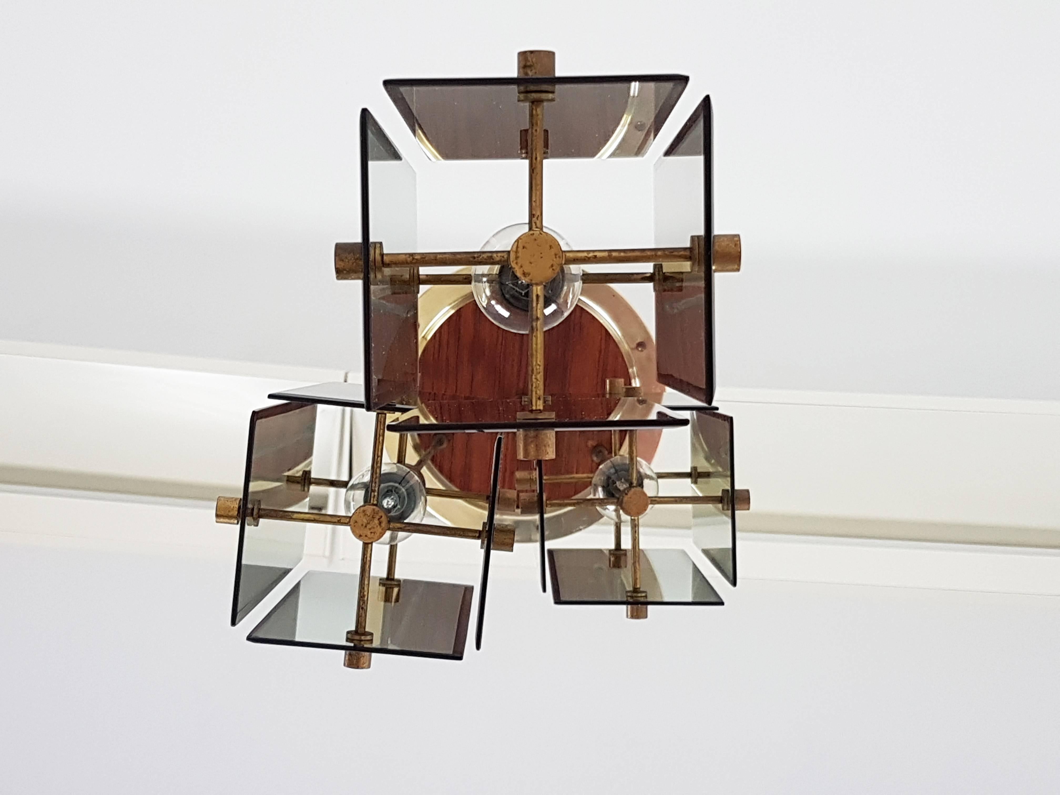 Pendentif à trois lumières en verre fumé:: bois et laiton dans le style de Fontana Arte en vente 1