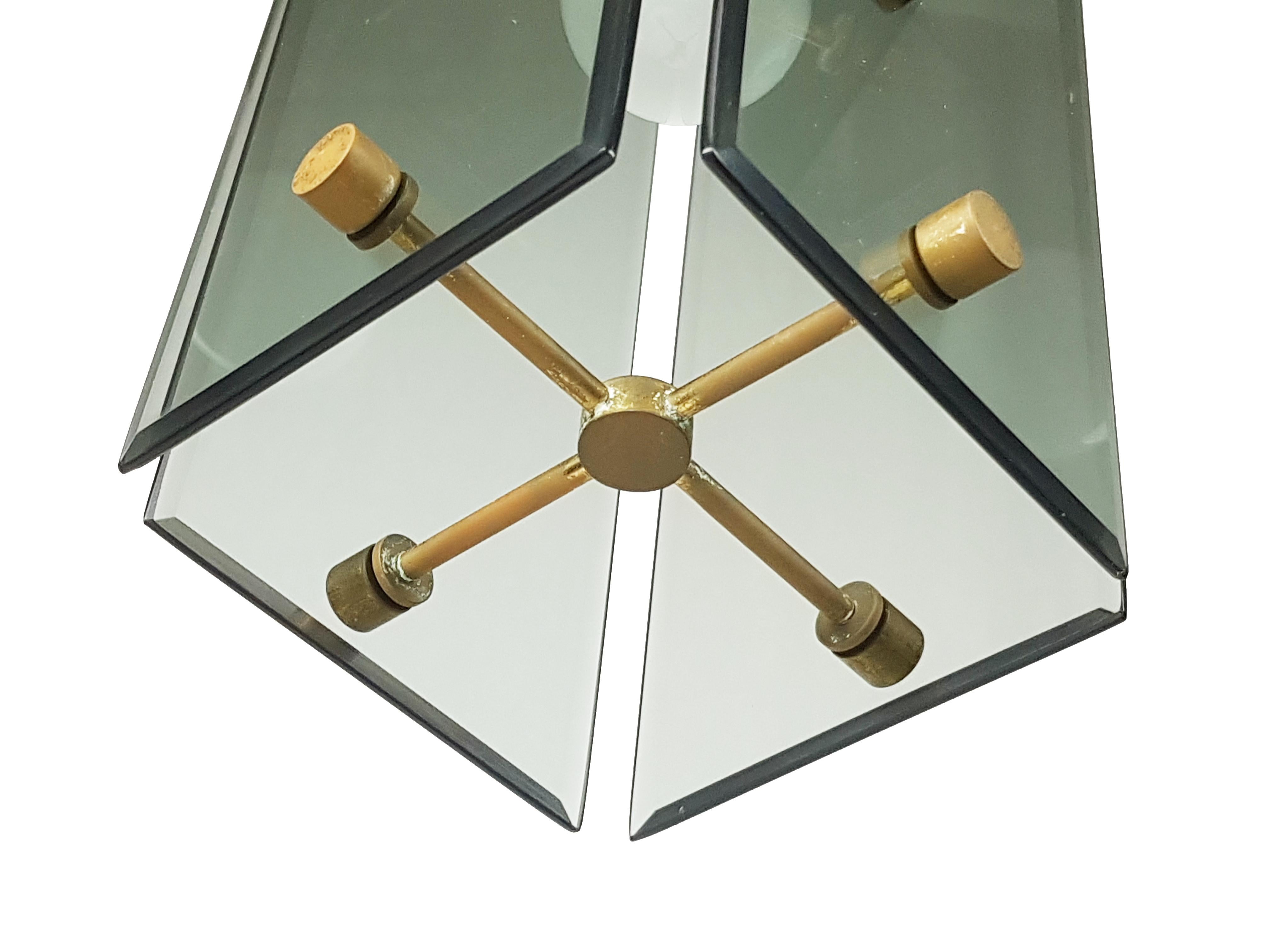 Lampe à suspension à trois lumières en verre fumé, bois et laiton dans le style de Fontana Arte en vente 1