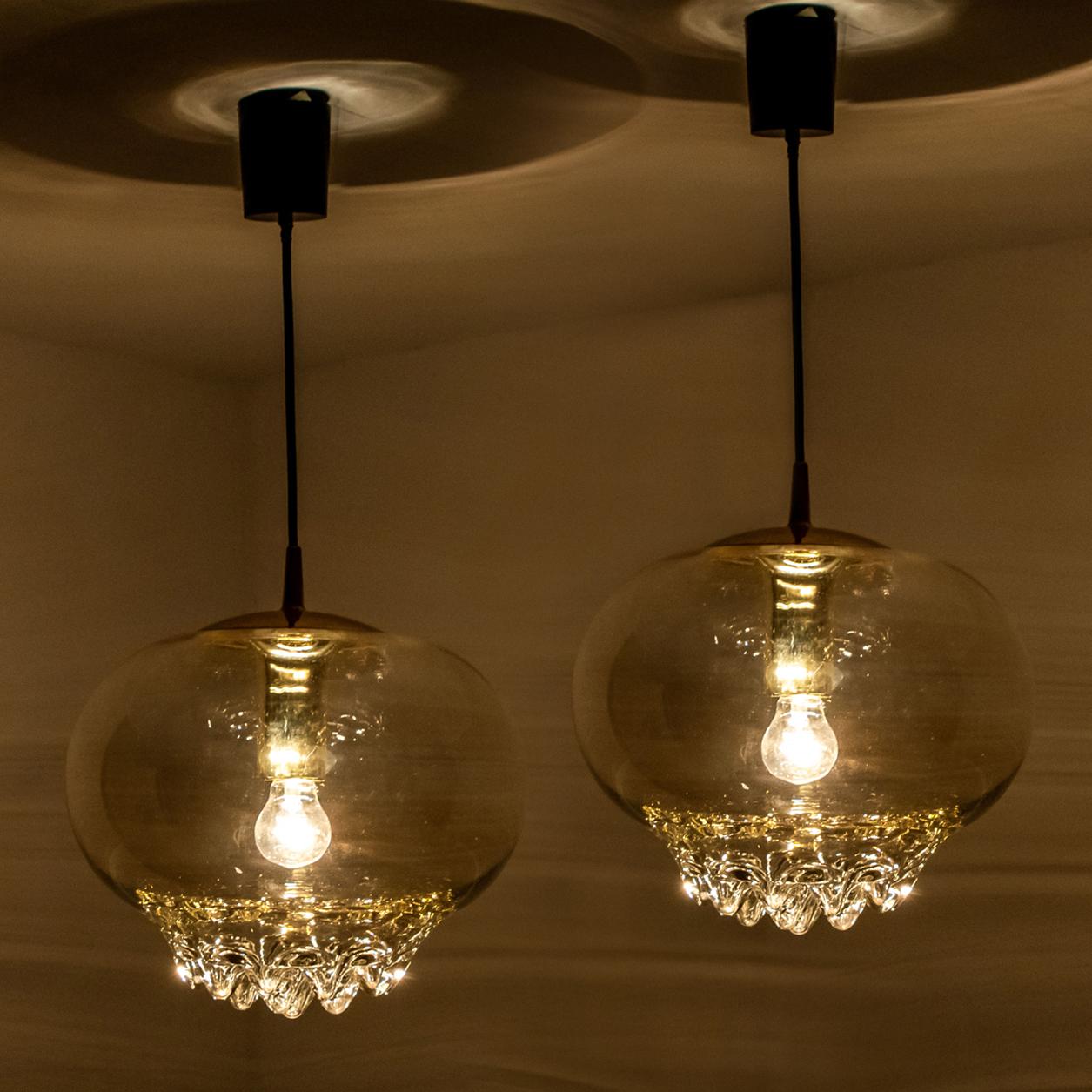 Lampes à suspension dorées et brunes fumées de Peill and Putzler, années 1960 en vente 5