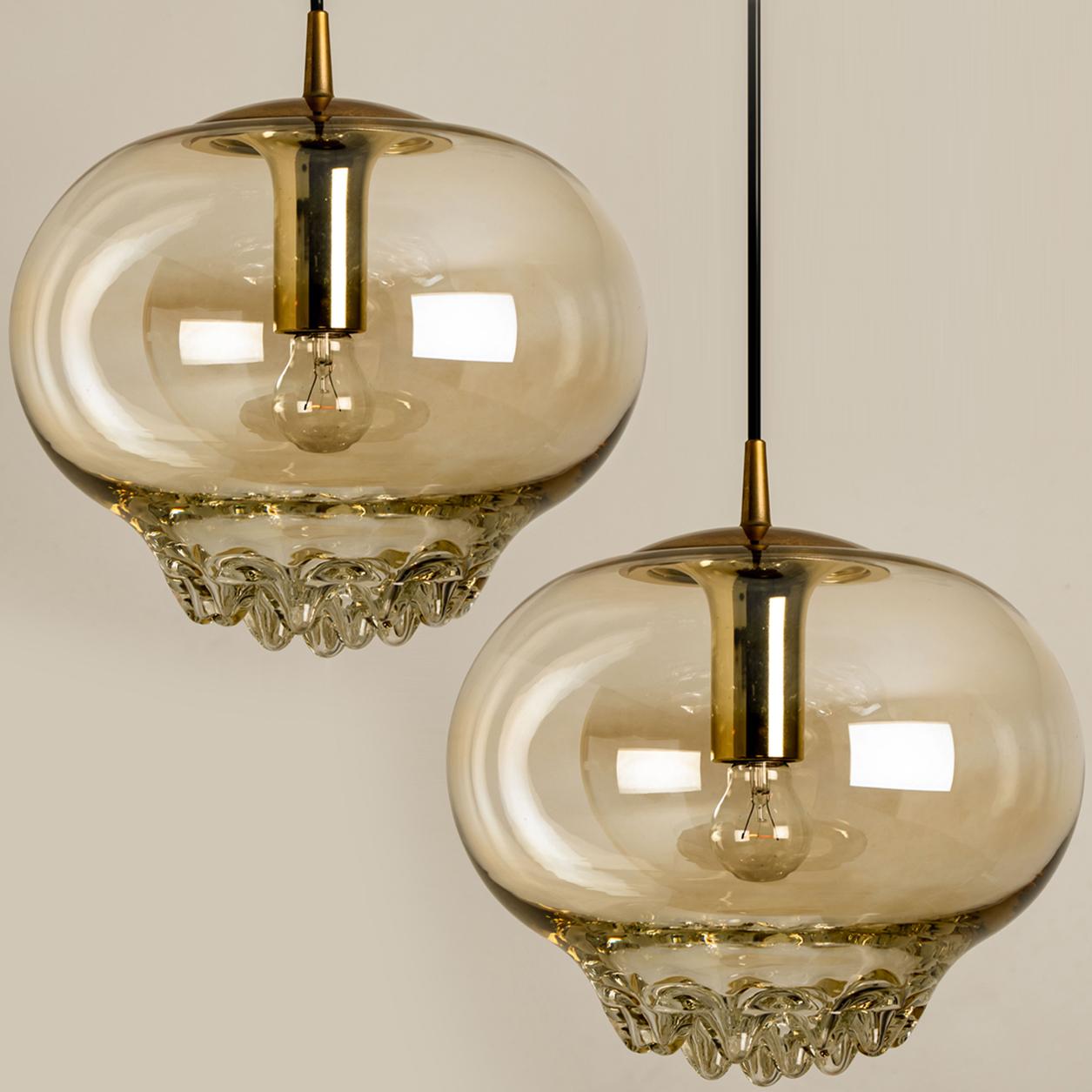 Lampes à suspension dorées et brunes fumées de Peill and Putzler, années 1960 en vente