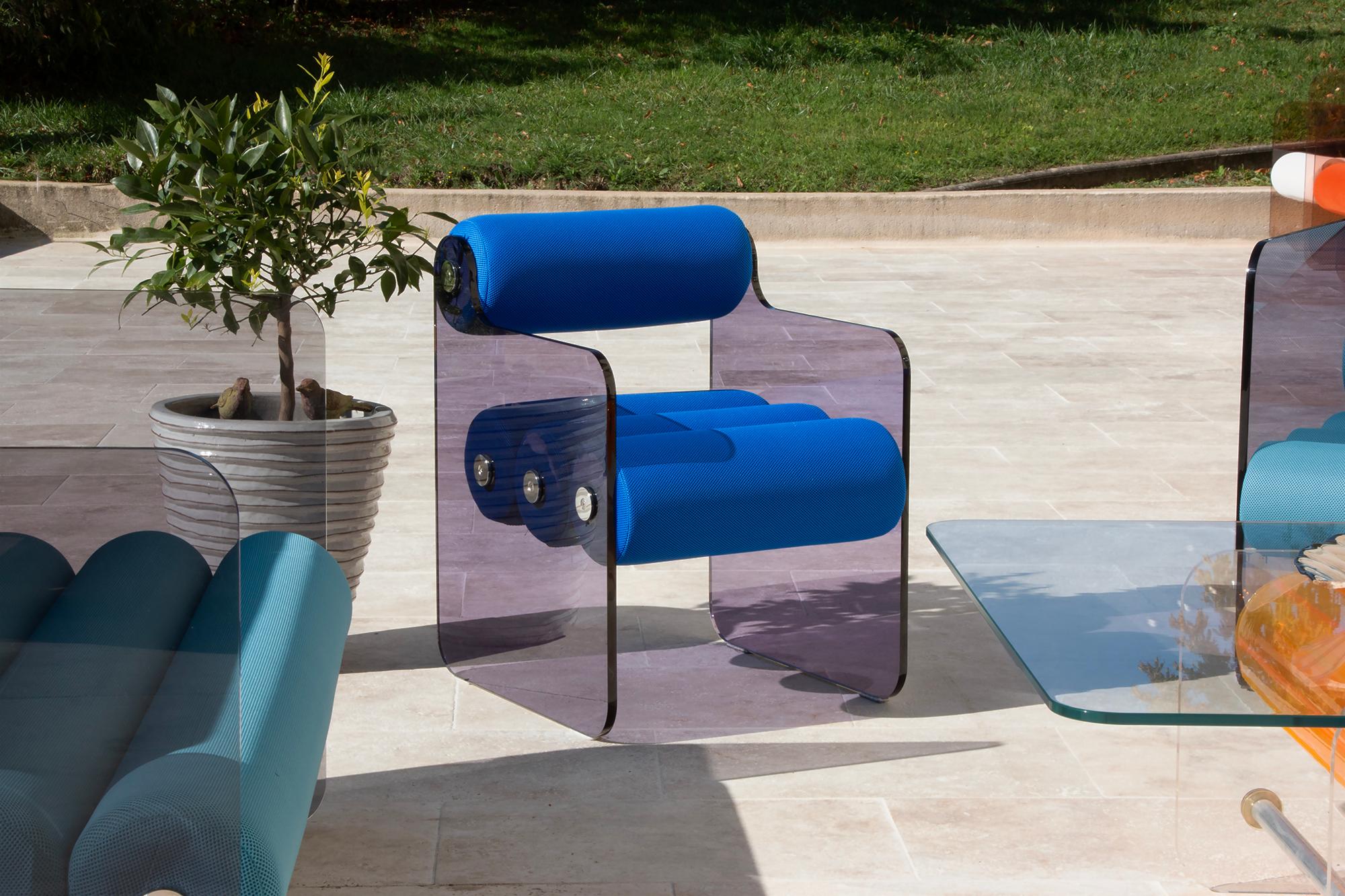 Silla MW04: Diseño elegante y versátil
La silla MW04, con sus paneles de PMMA gris azulado ahumado y su asiento de espuma recubierto de piel vegana o tejido 3D, combina elegancia y funcionalidad. Adecuado tanto para interiores como para exteriores,