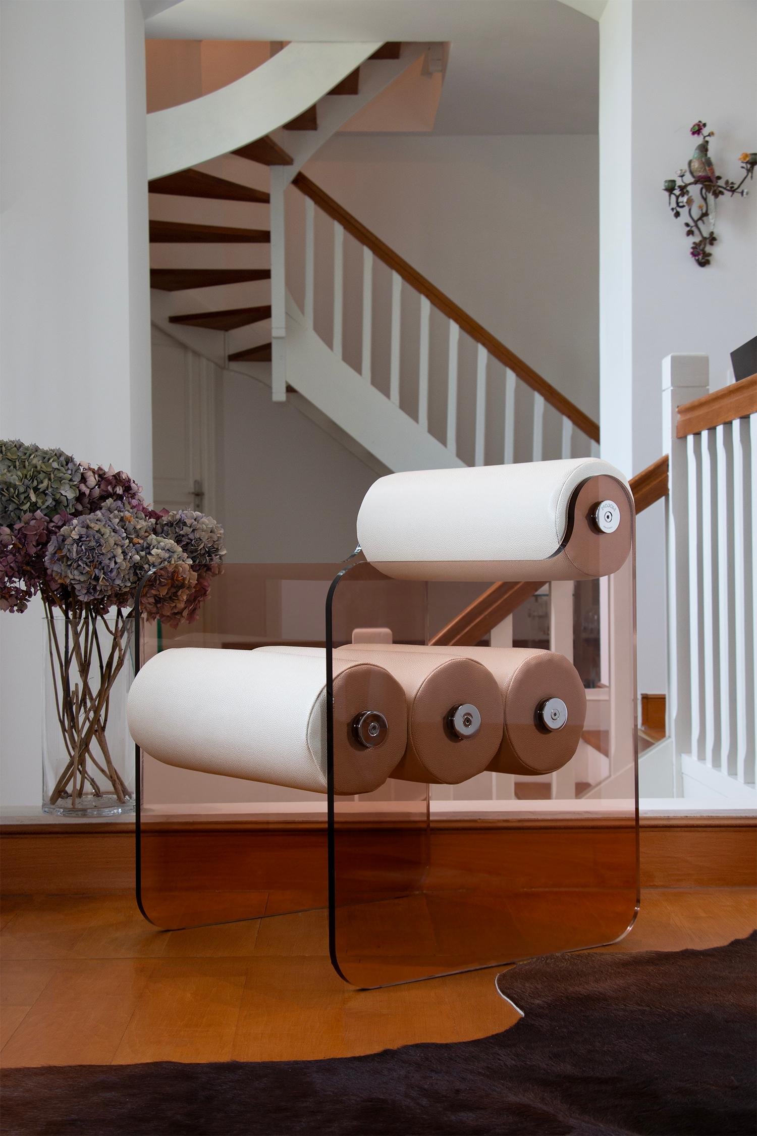Silla de diseño gris ahumado para interior y exterior, fabricada por MW DESIGNER en venta 1