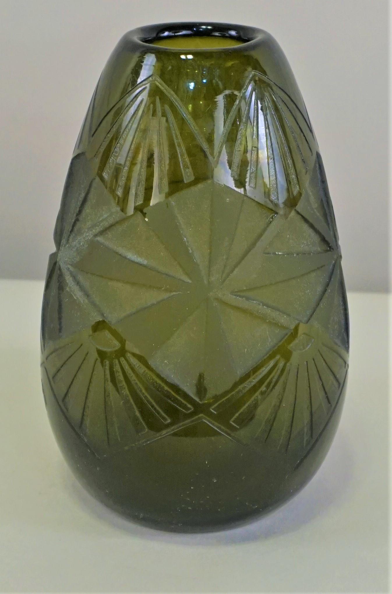 Vase en verre Art Déco vert fumé par Legras Bon état - En vente à Fairfax, VA