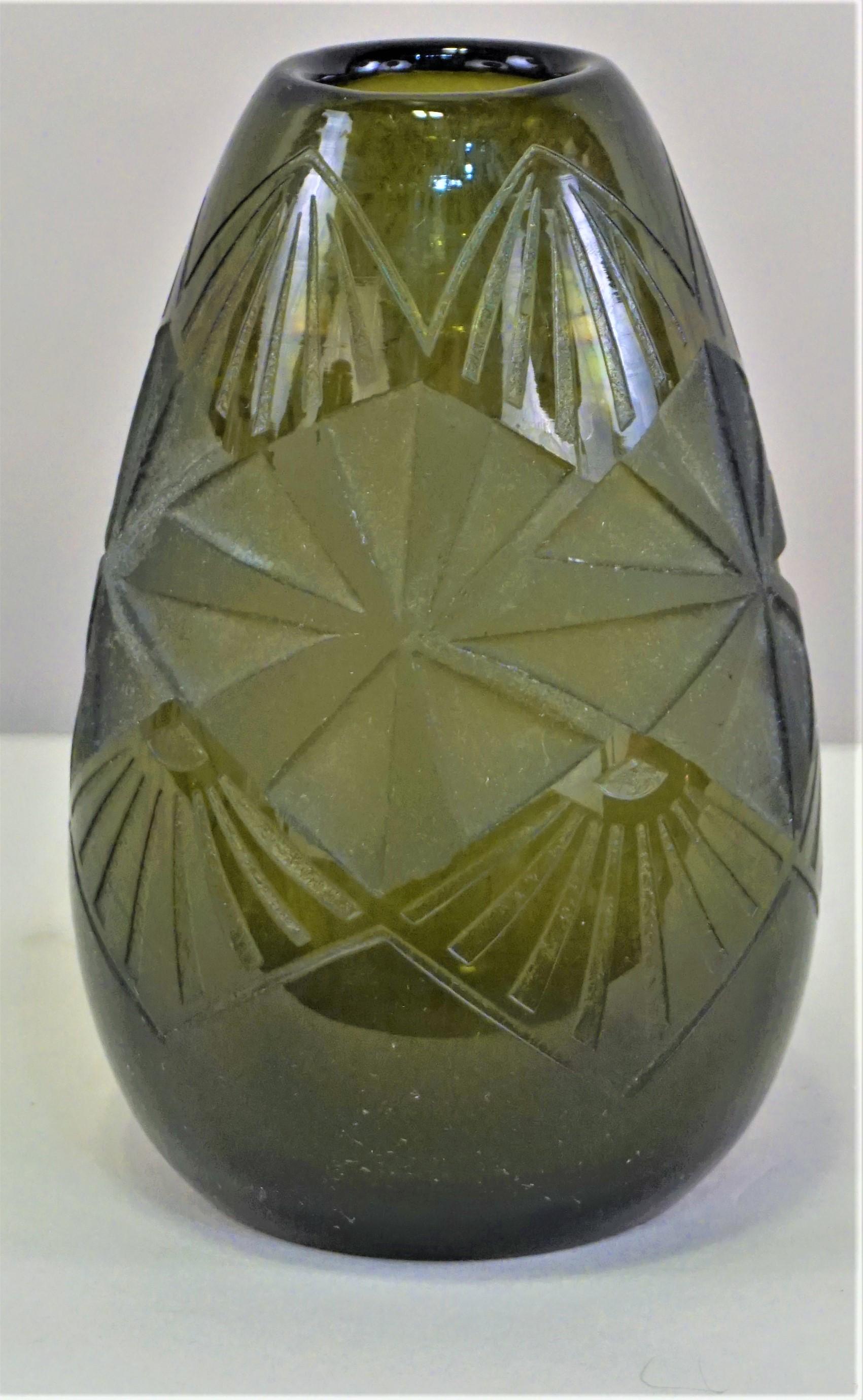 Verre d'art Vase en verre Art Déco vert fumé par Legras en vente