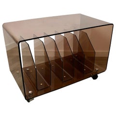Porte-magazines en lucite fumée Porte-raquette en vinyle Table d'appoint Chariot:: Italie:: 1970
