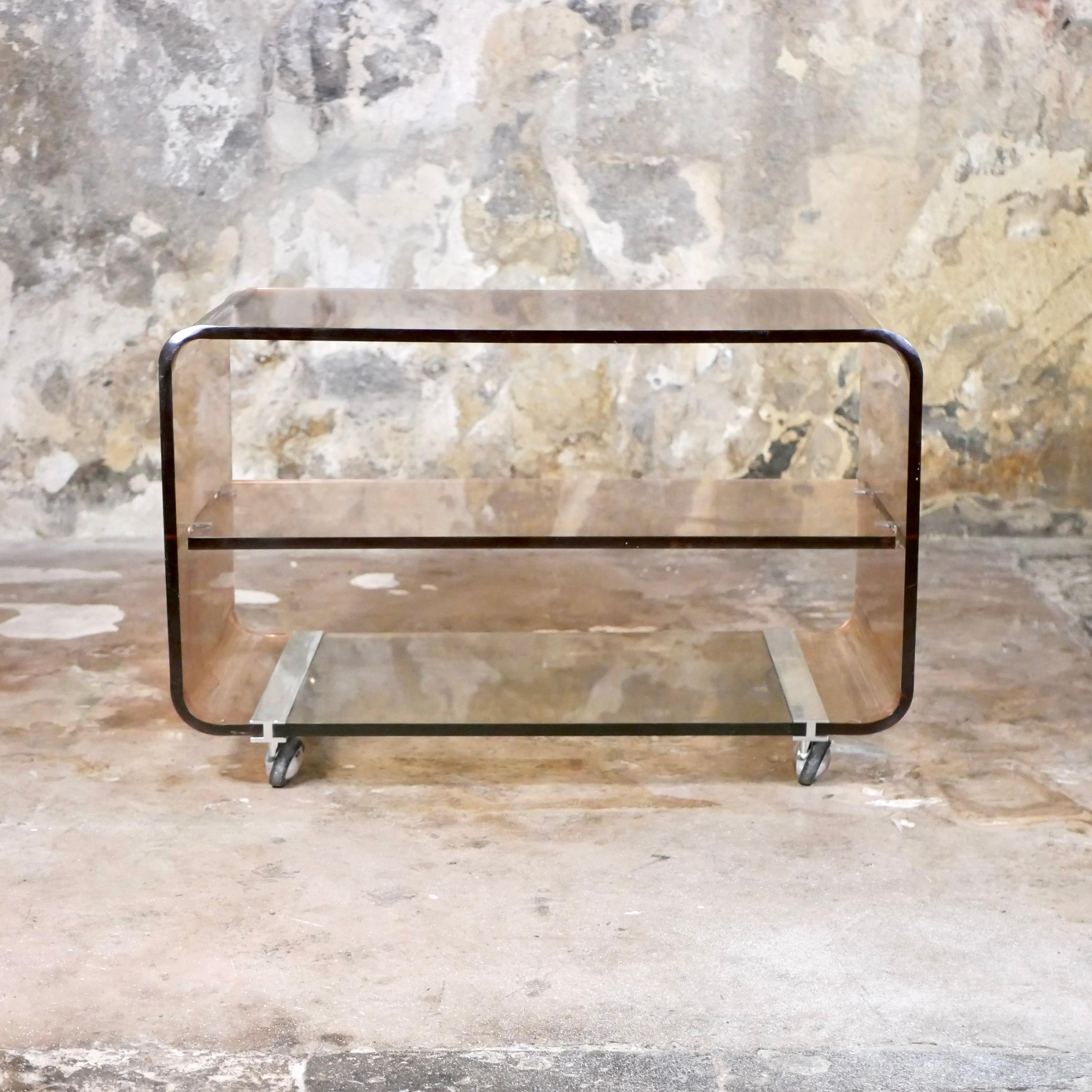 Beautiful plexiglass side table, designed by Michel Dumas in the 1970 for Roche Bobois, in France.
Very versatile, and practical thanks to its wheels, it is very sturdy.
Nice pink shades.
4 wheels.
Light traces of use.
