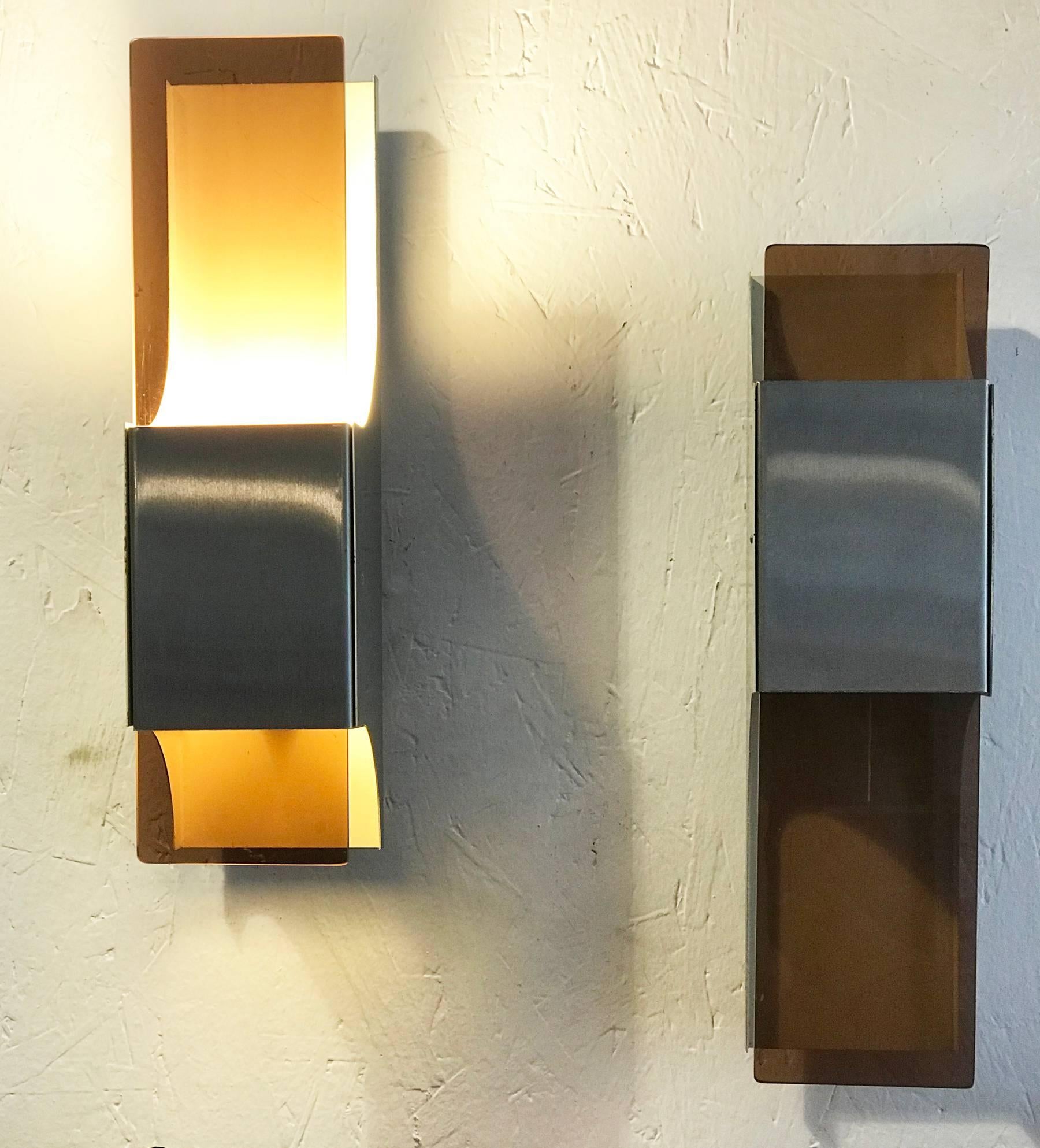 A pair of stainless steel and smoked methacrylate sconces with white paint inside. The sconces are screwed to the wall through a square metal paint, detachable piece (included in the total depth dimension)
Good conditions except for one vertical