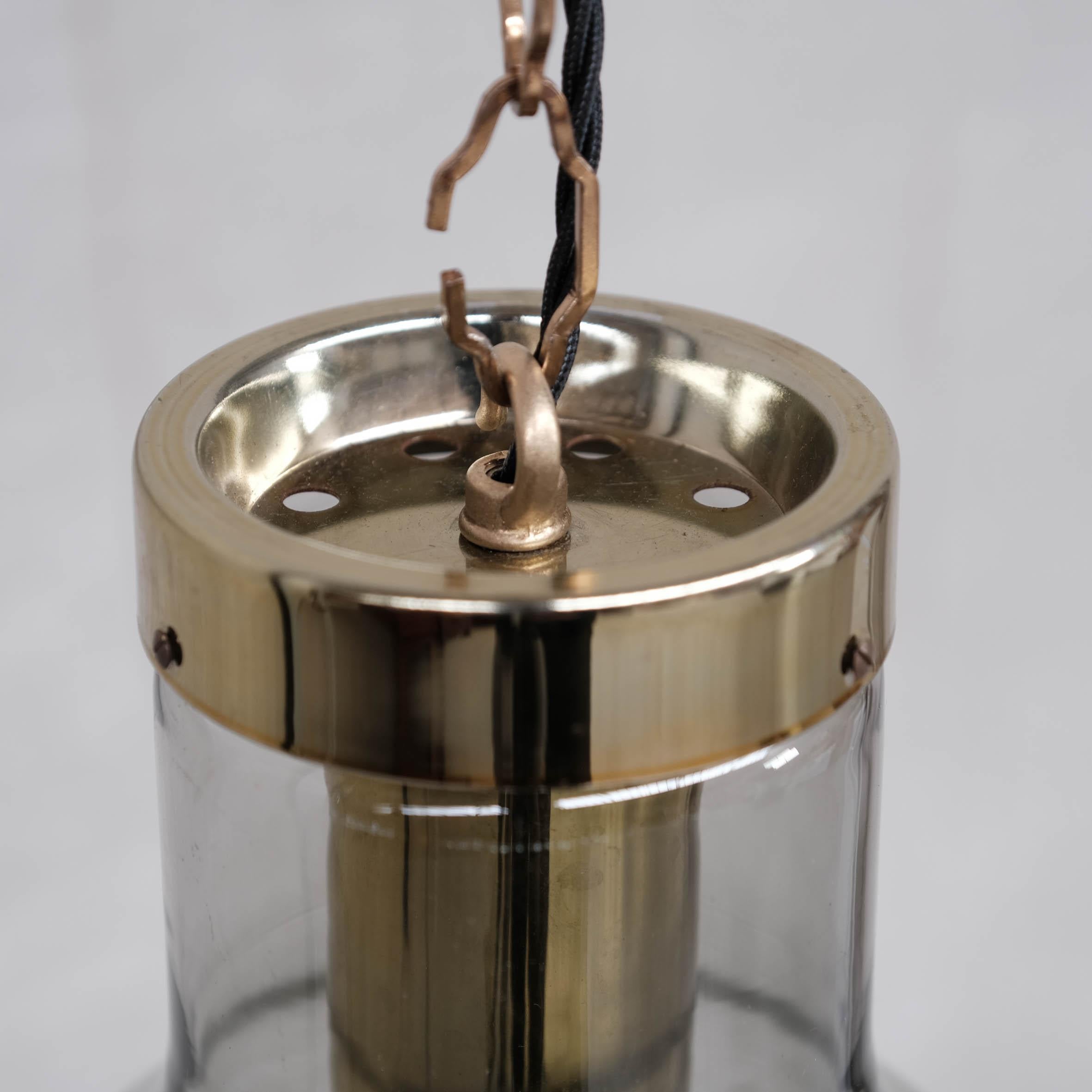 Lampade a sospensione in vetro fumé e ottone del Medioevo di RAAK, '6 disponibili In condizioni buone in vendita a London, GB