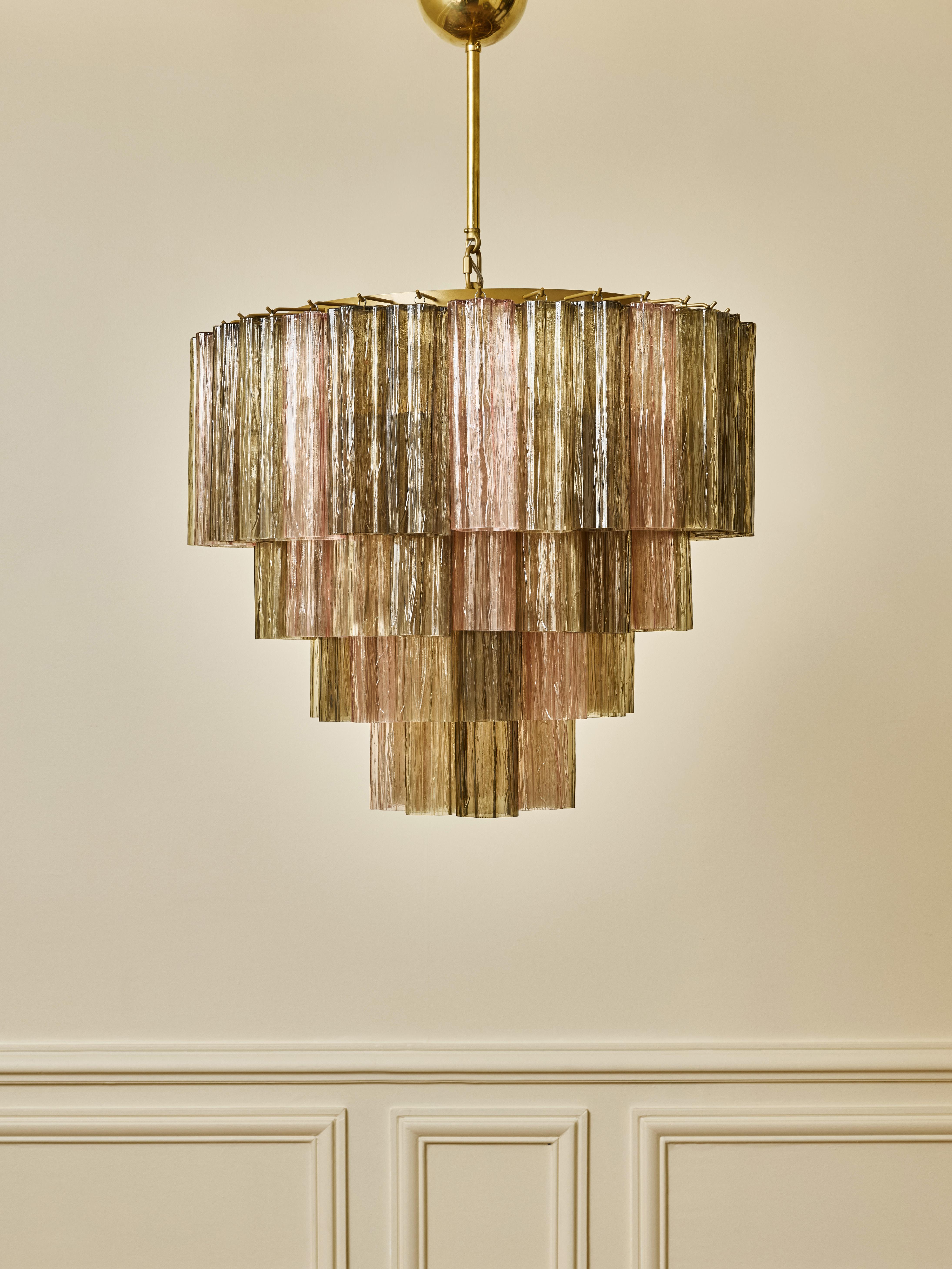 Lampadario in ottone con vetro di Murano.
Creazione dello Studio Glustin