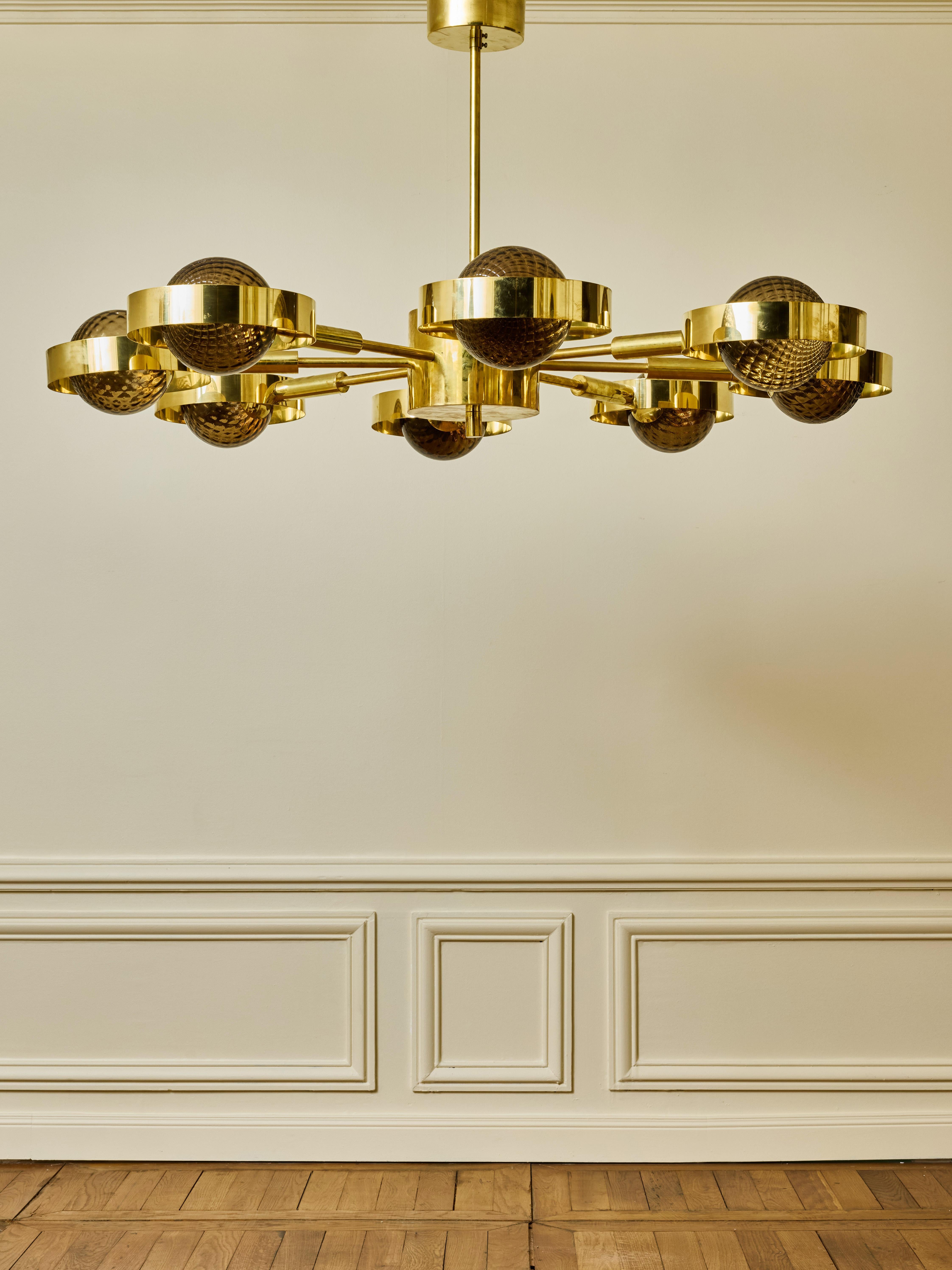 Lampadario in ottone con globi in vetro di Murano fumé.
Creazione dello Studio Glustin.