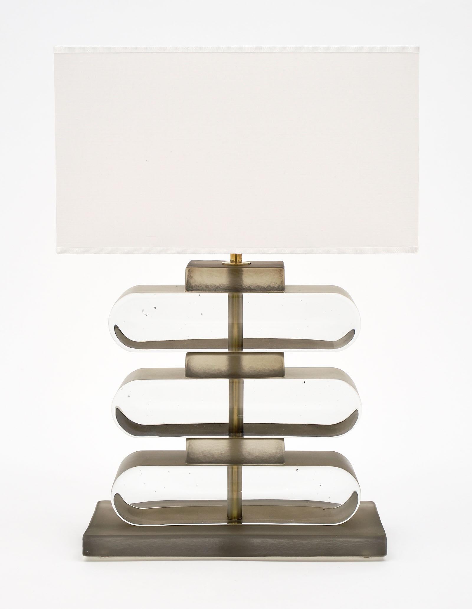 Lampade geometriche in vetro di Murano fumé e trasparente con componenti in vetro soffiato a mano impilati per formare una composizione elegante e dinamica. Sono stati cablati di recente per adattarsi agli standard statunitensi.

Questo set è un
