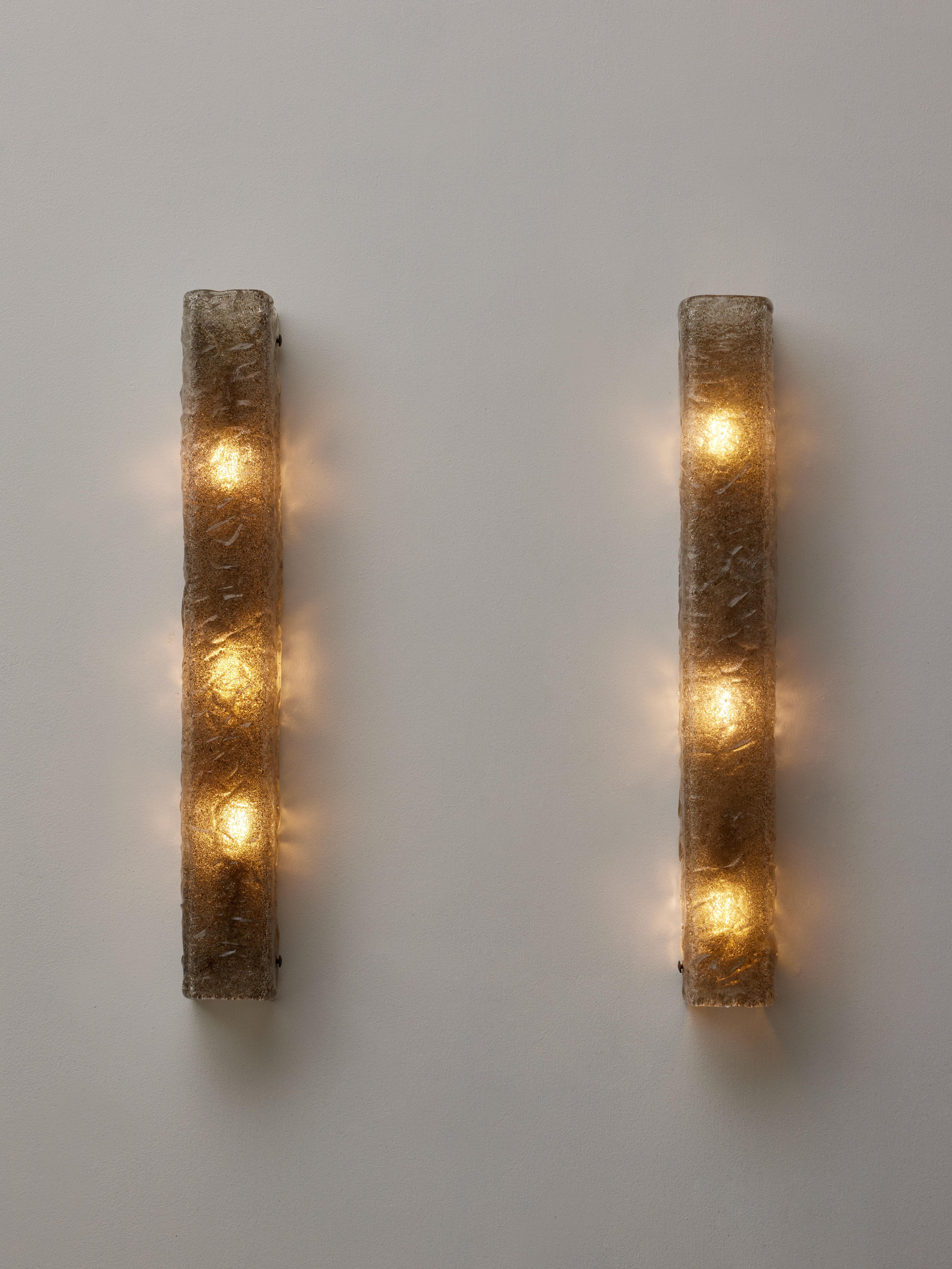 Pair of sconces in smoked Murano glass.
Creation by Studio Glustin