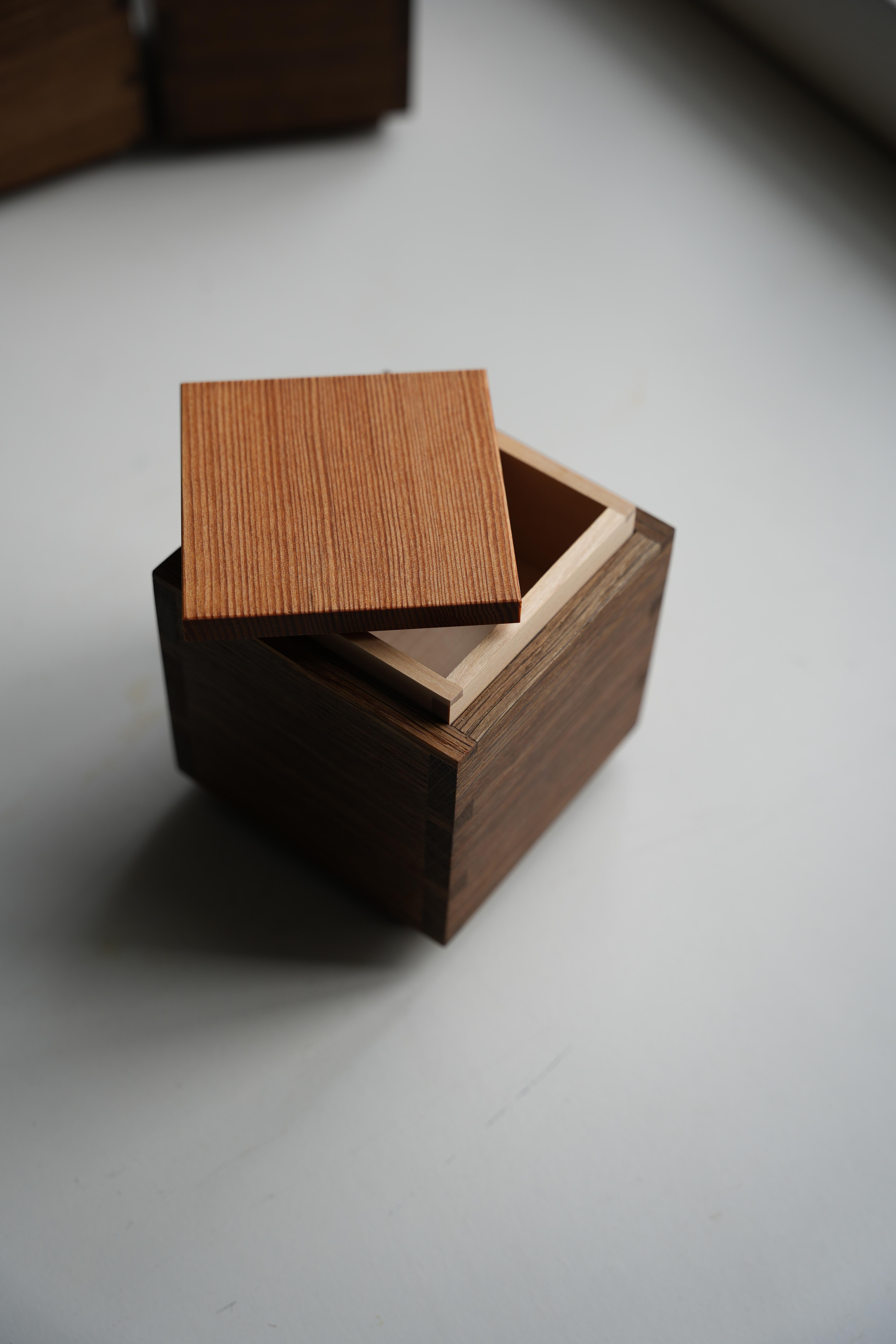 Caja Push-Up de roble ahumado y pino de Oregón en Nuevo estado para la venta en Habo, SE
