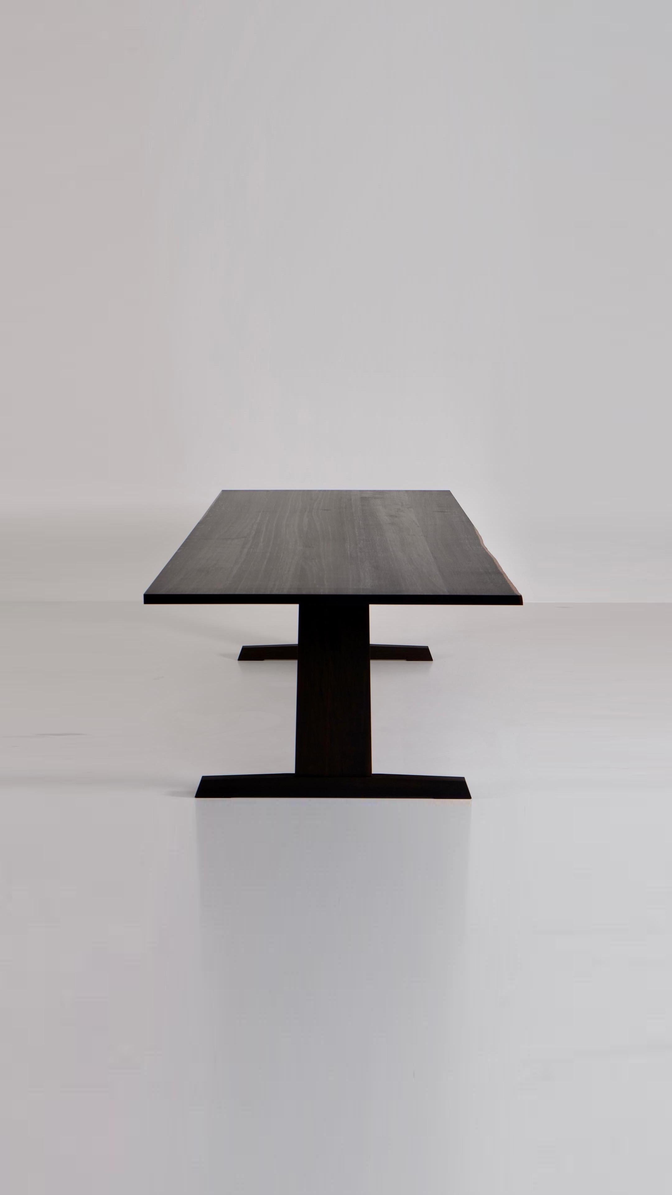 
ChatGPT
ChatGPT
La table de salle à manger en chêne fumé présente une interprétation moderne de la table de salle à manger classique fabriquée en bois massif. Construit entièrement sans boulons, son design célèbre la beauté inhérente du matériau -
