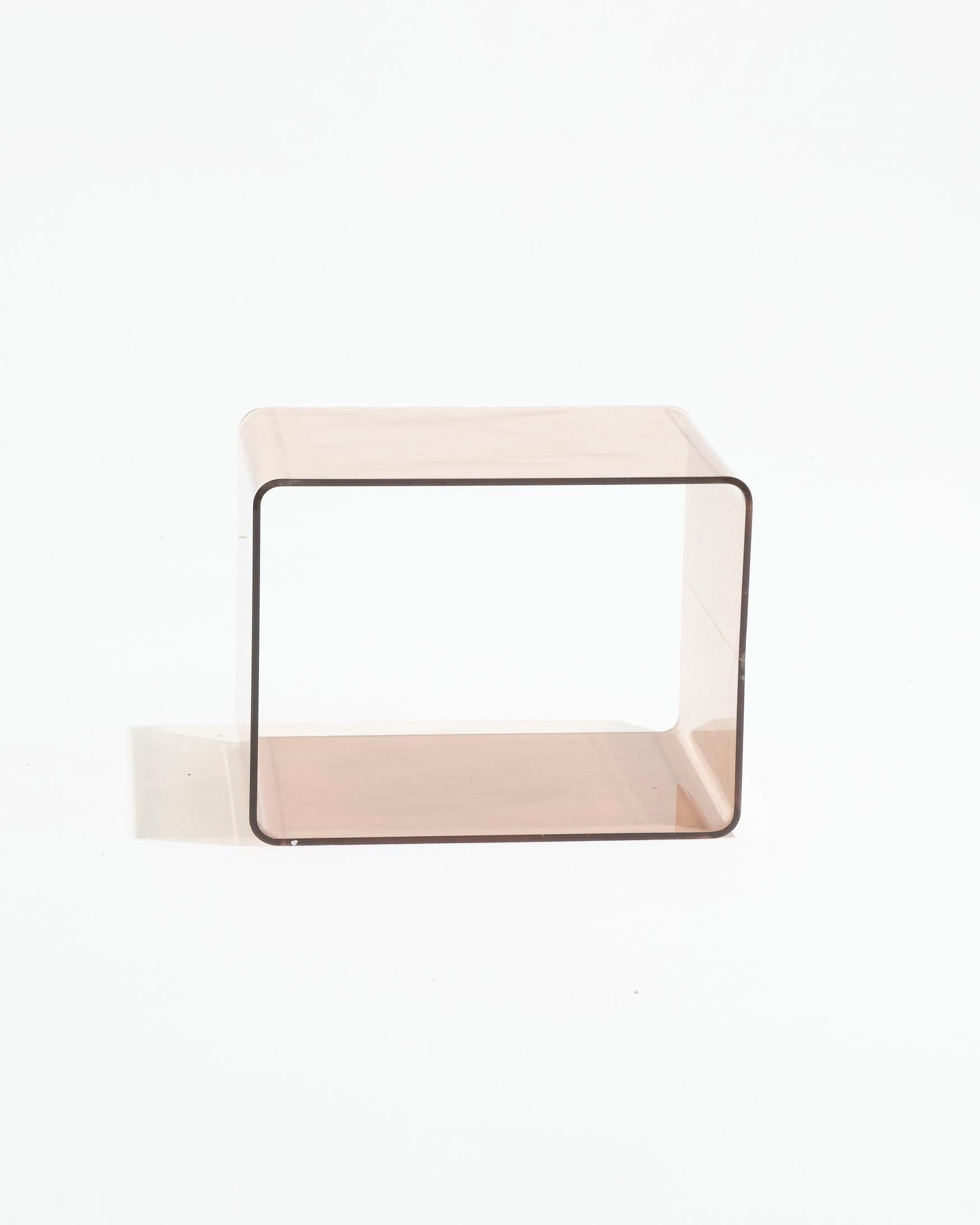 Würfelbeistelltisch aus geräuchertem Plexiglas, Michel Dumas, 1970er Jahre (Ende des 20. Jahrhunderts) im Angebot