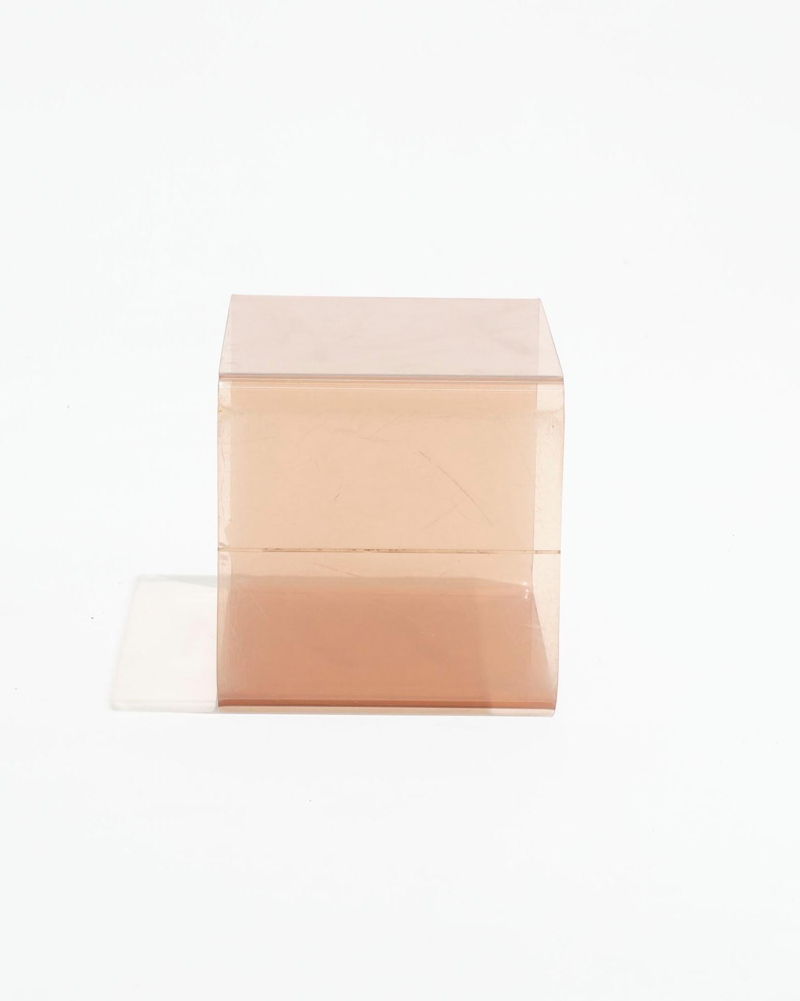 Würfelbeistelltisch aus geräuchertem Plexiglas, Michel Dumas, 1970er Jahre im Angebot 2