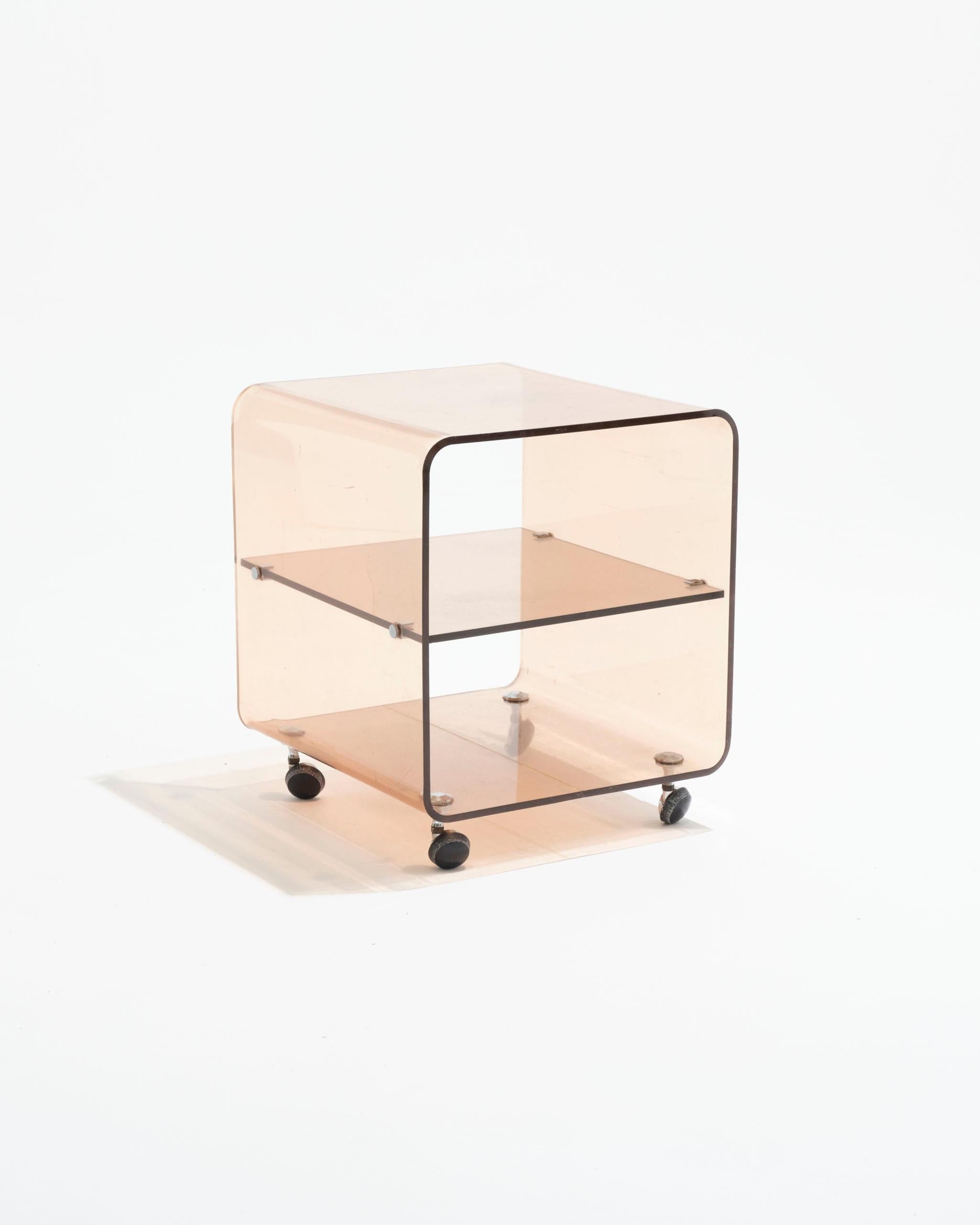 Table d'appoint à roulettes en plexiglas fumé, conçue par Michel Dumas et produite par Roche Bobois dans les années 1970.
Parfait comme table de bout de canapé ou comme petit meuble de rangement mobile. Quelques signes d'utilisation et de fines