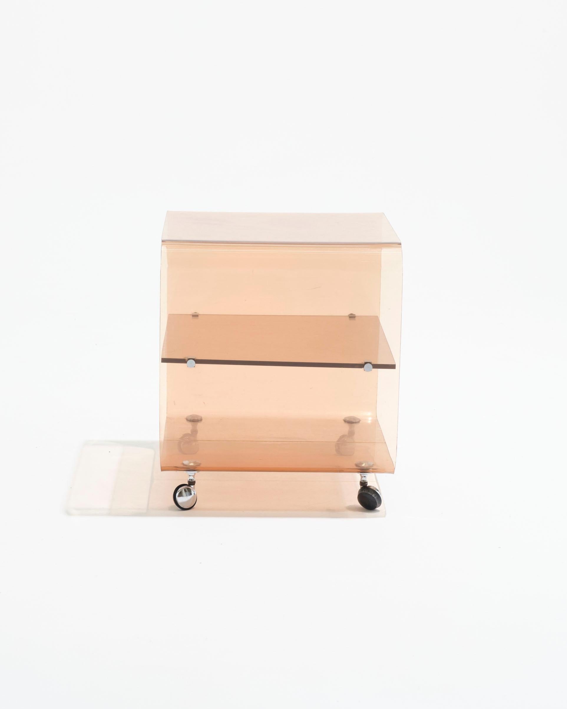 Fin du 20e siècle Table d'appoint roulante en plexiglas fumé, Michel Dumas, 1970 en vente
