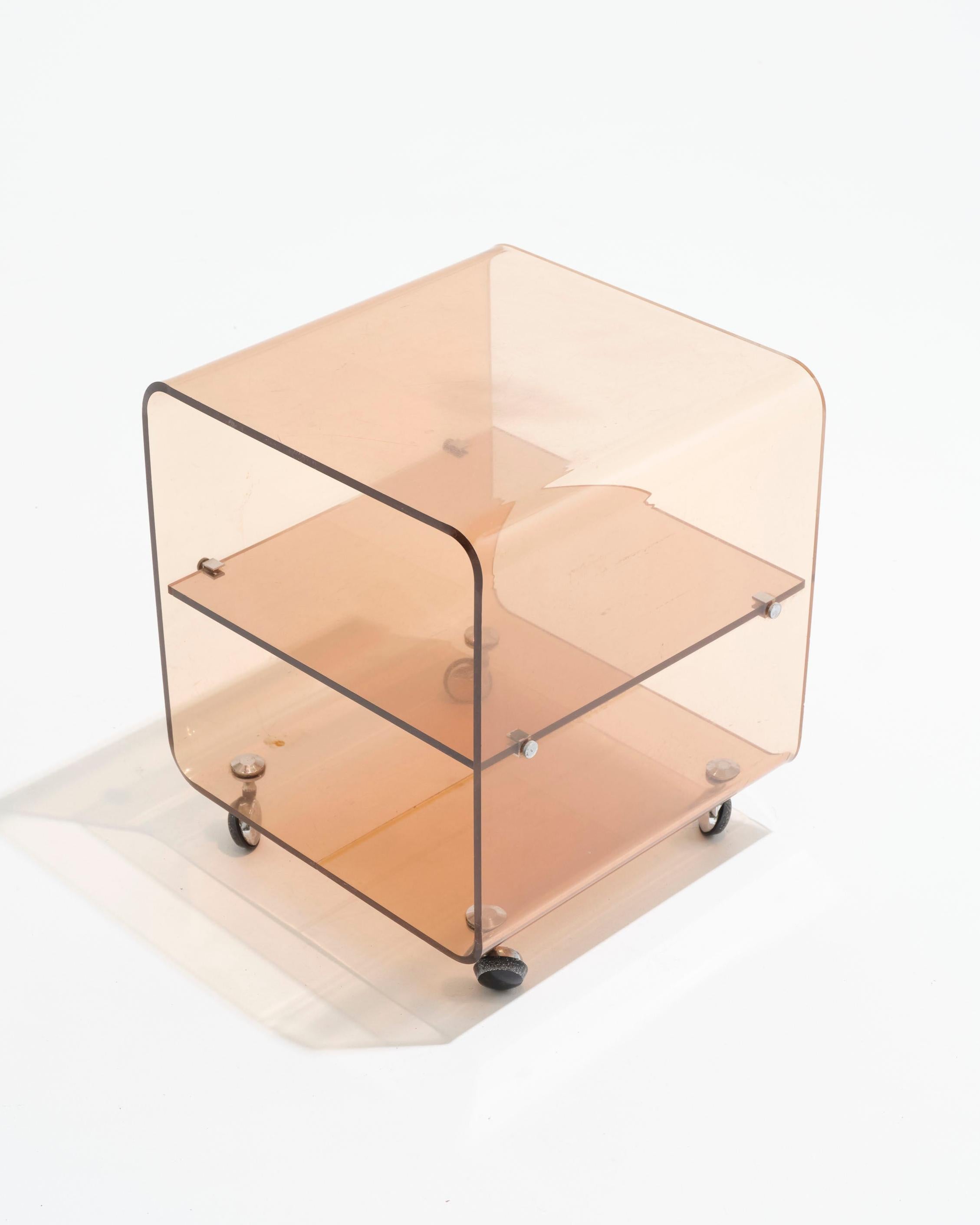 Plexiglas Table d'appoint roulante en plexiglas fumé, Michel Dumas, 1970 en vente