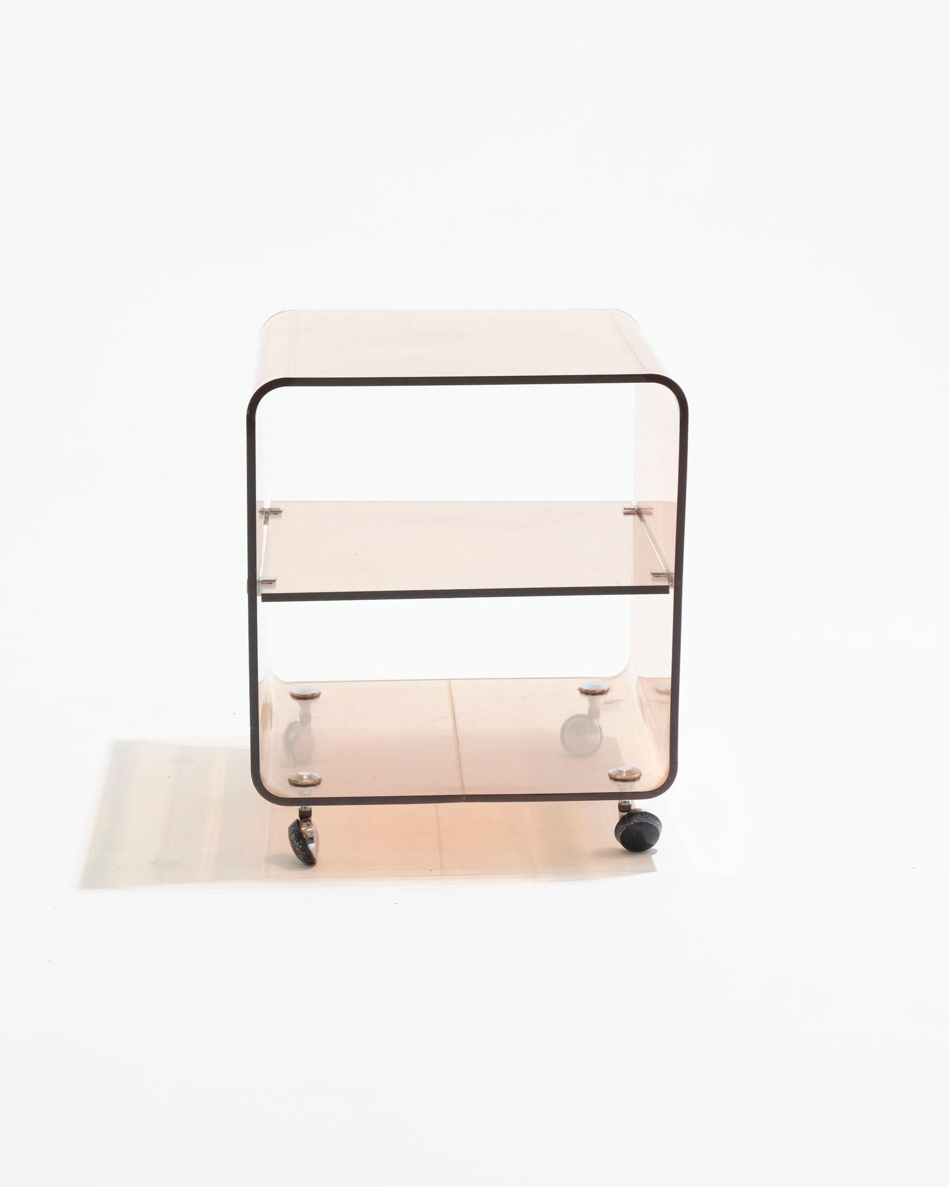 Tavolino in plexiglass con rotelle, disegnato da Michel Dumas e prodotto da Roche Bobois negli anni Settanta. Ideale come tavolino o come contenitore mobile compatto. Sulla superficie sono visibili segni d'uso e graffi sottili.

LP5598