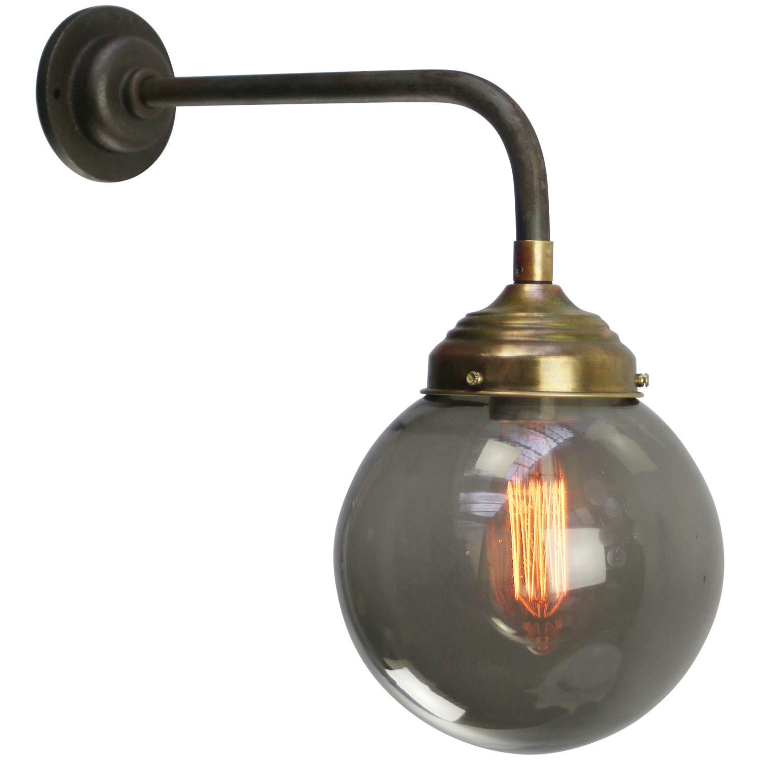 Aplique de hierro fundido y latón
Globo de cristal ahumado gris

Diámetro de la pieza de pared de hierro fundido 10,5 cm / 4